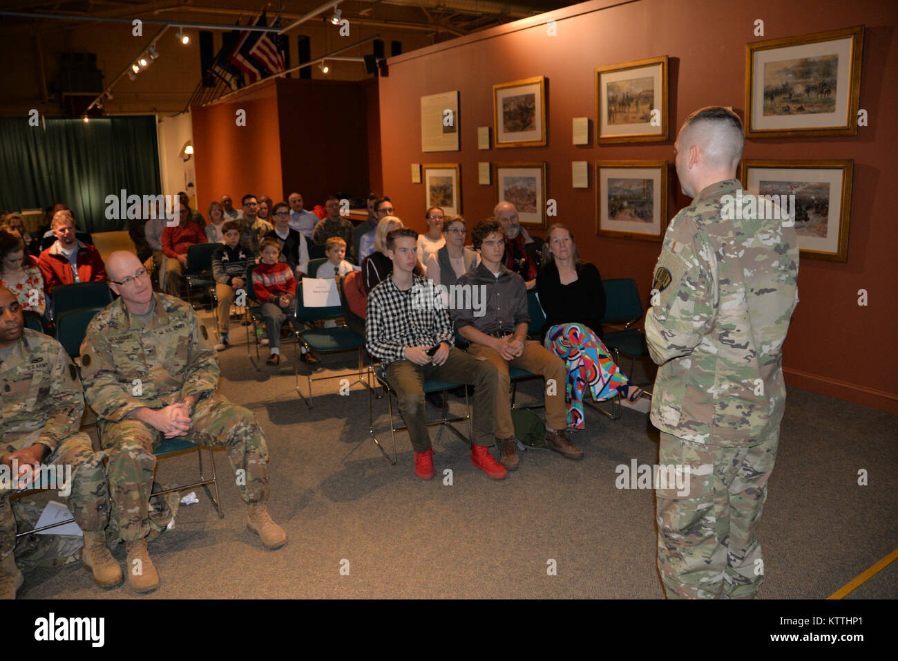 New York Army National Guard Soldat Oberstleutnant Todd Balog, Kommandant der speziellen Truppen Bataillon, Adressen eine Masse von Kollegen und Familie nach seiner Promotion Zeremonie im Staat New York Military Museum in Saratoga Springs, New York, 8. Dezember 2017. Balog ist ein Afghanistan Veteran und Bewohner von Saratoga Springs, New York (USA Army National Guard Foto vom Kapitän Jean Marie Kratzer) Stockfoto