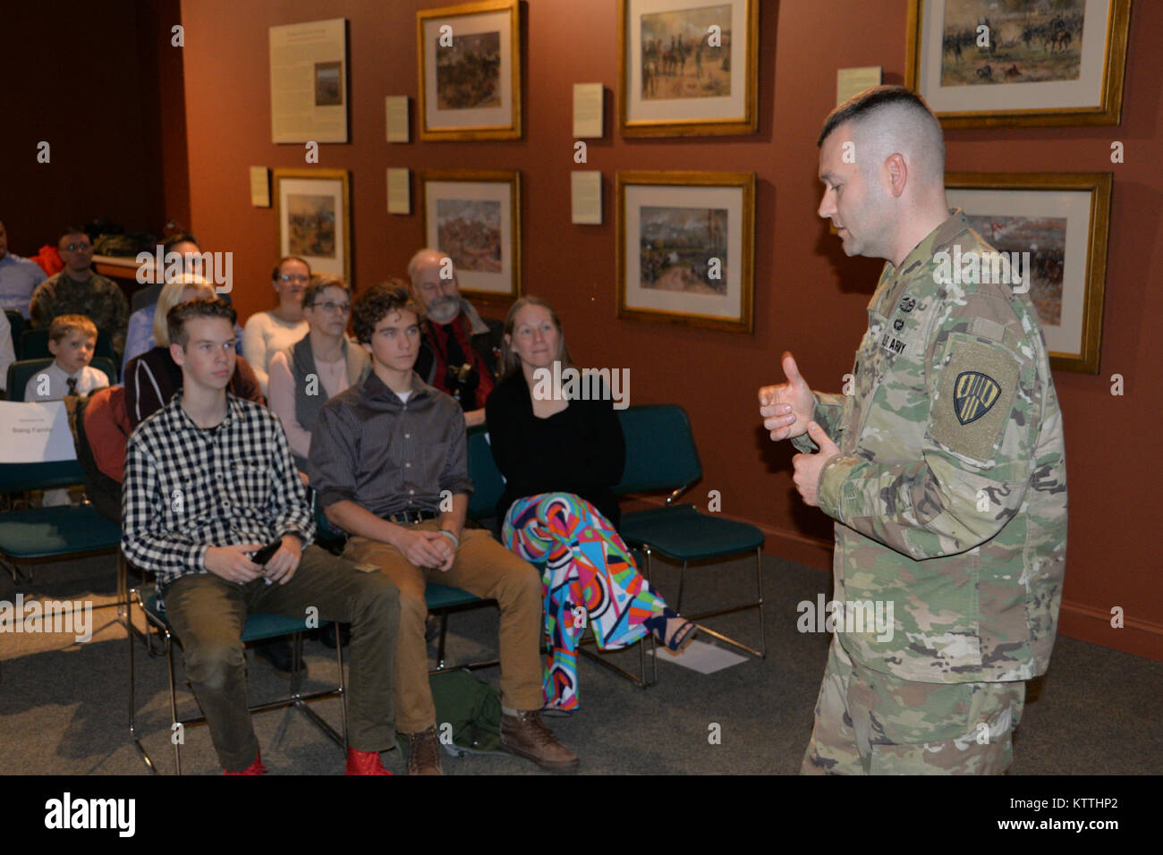 New York Army National Guard Soldat Oberstleutnant Todd Balog, Kommandant der speziellen Truppen Bataillon, Adressen eine Masse von Kollegen und Familie nach seiner Promotion Zeremonie im Staat New York Military Museum in Saratoga Springs, New York, 8. Dezember 2017. Balog ist ein Afghanistan Veteran und Bewohner von Saratoga Springs, New York (USA Army National Guard Foto vom Kapitän Jean Marie Kratzer) Stockfoto