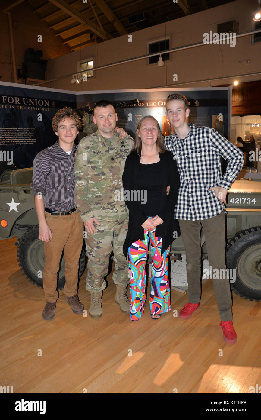 New York Army National Guard Soldat Oberstleutnant Todd Balog (links), der Kommandant der speziellen Truppen Bataillon, wirft mit seiner Familie nach seiner Promotion Zeremonie im Staat New York Military Museum in Saratoga Springs, New York, 8. Dezember 2017. Balog ist ein Afghanistan Veteran und Bewohner von Saratoga Springs, New York (USA Army National Guard Foto vom Kapitän Jean Marie Kratzer) Stockfoto