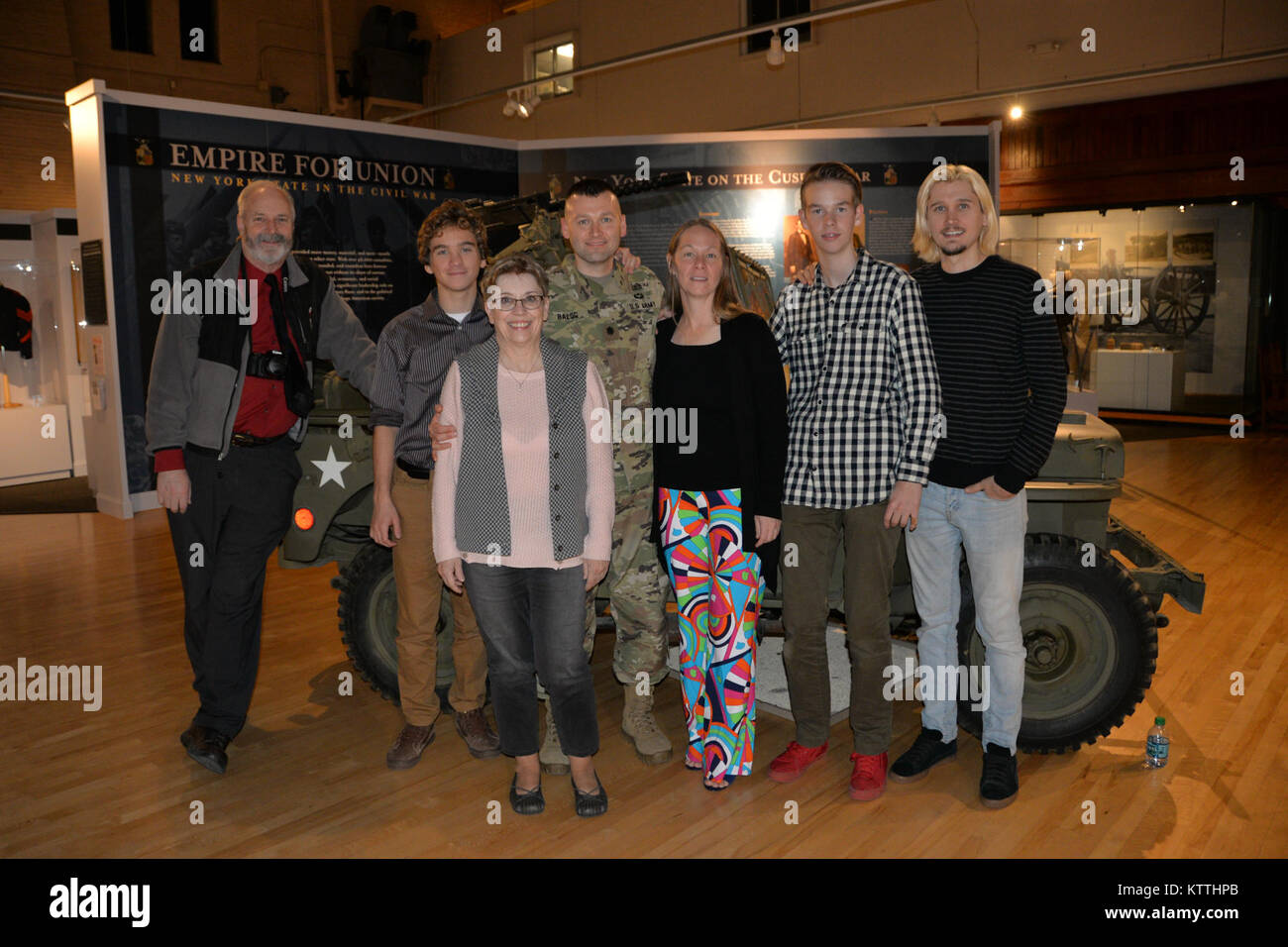 New York Army National Guard Soldat Oberstleutnant Todd Balog (links), der Kommandant der speziellen Truppen Bataillon, wirft mit seiner Familie nach seiner Promotion Zeremonie im Staat New York Military Museum in Saratoga Springs, New York, 8. Dezember 2017. Balog ist ein Afghanistan Veteran und Bewohner von Saratoga Springs, New York (USA Army National Guard Foto vom Kapitän Jean Marie Kratzer) Stockfoto