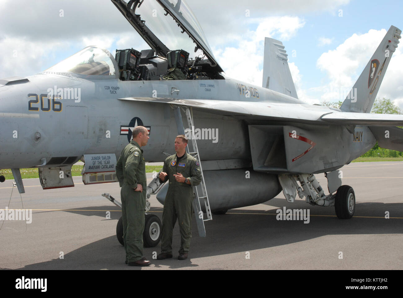 LATHAM - Hinten - Admiral Dennis FitzPatrick, der Kommandant der Strike Force Training Atlantik in Norfolk, Virginia, und Leutnant Jason Duffie, ein Training squad Certified Instructor mit Strike Fighter Squadron 106, Naval Air Station Oceana, Virginia sprechen neben der F/A-19 Super Hornet die beiden Männer an den Flugbetrieb am 20. Mai hier gelandet und stationiert. Die beiden Piloten waren auf einer Einarbeitung Flug. Landung am Latham Werk Ausbildung, Instrument Anflug und Landung in fremder Umgebung angeboten. Nach FitzPatrick führt seine Re-zertifizierung qualifizierte er wird auf einem aircra zu landen Stockfoto