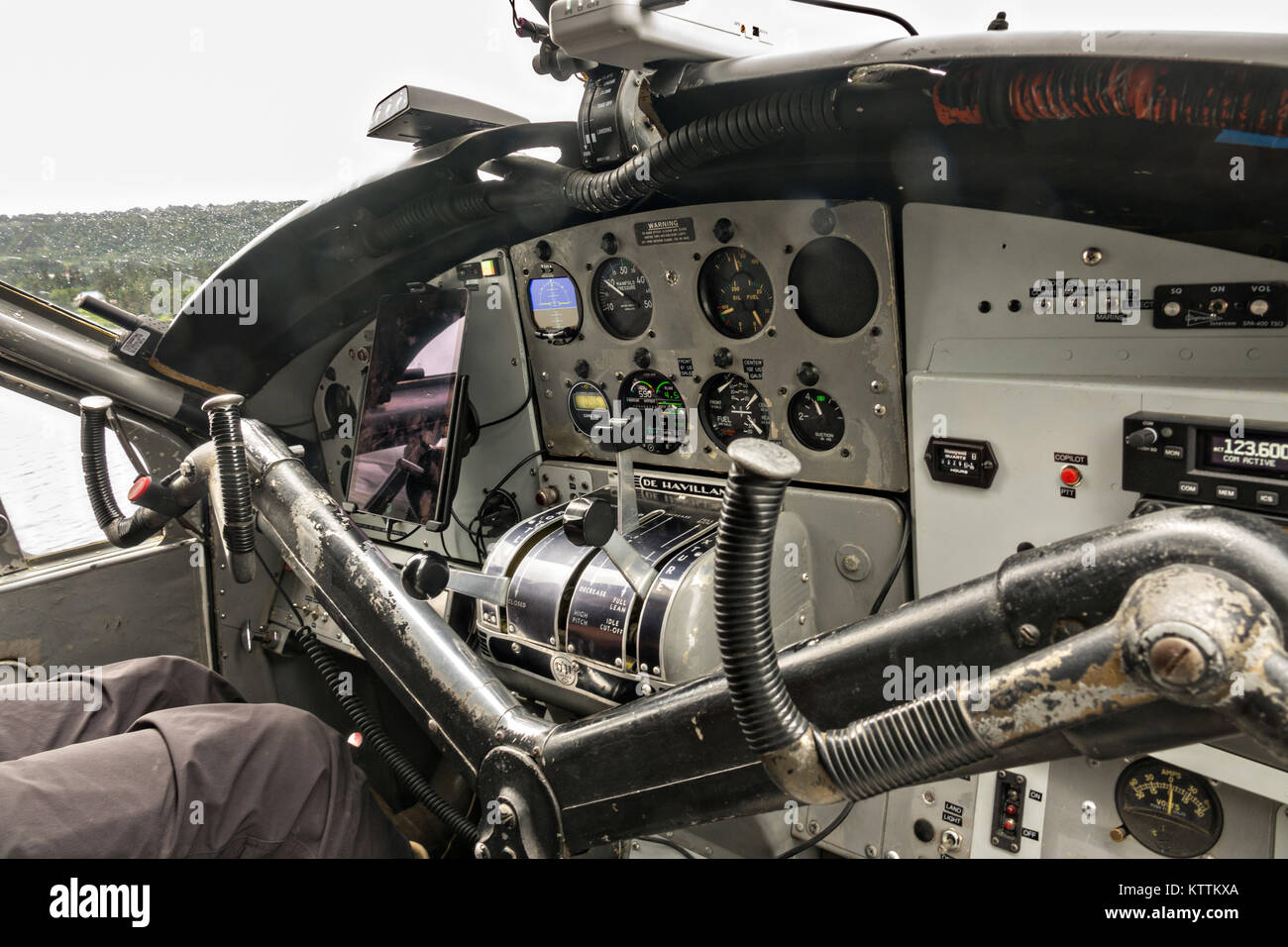 Cockpit eines alten de Havilland Canada DHC-3 Otter Wasserflugzeug Vorbereitung von Beluga Lake Seaplane Base in Homer, Alaska. Stockfoto