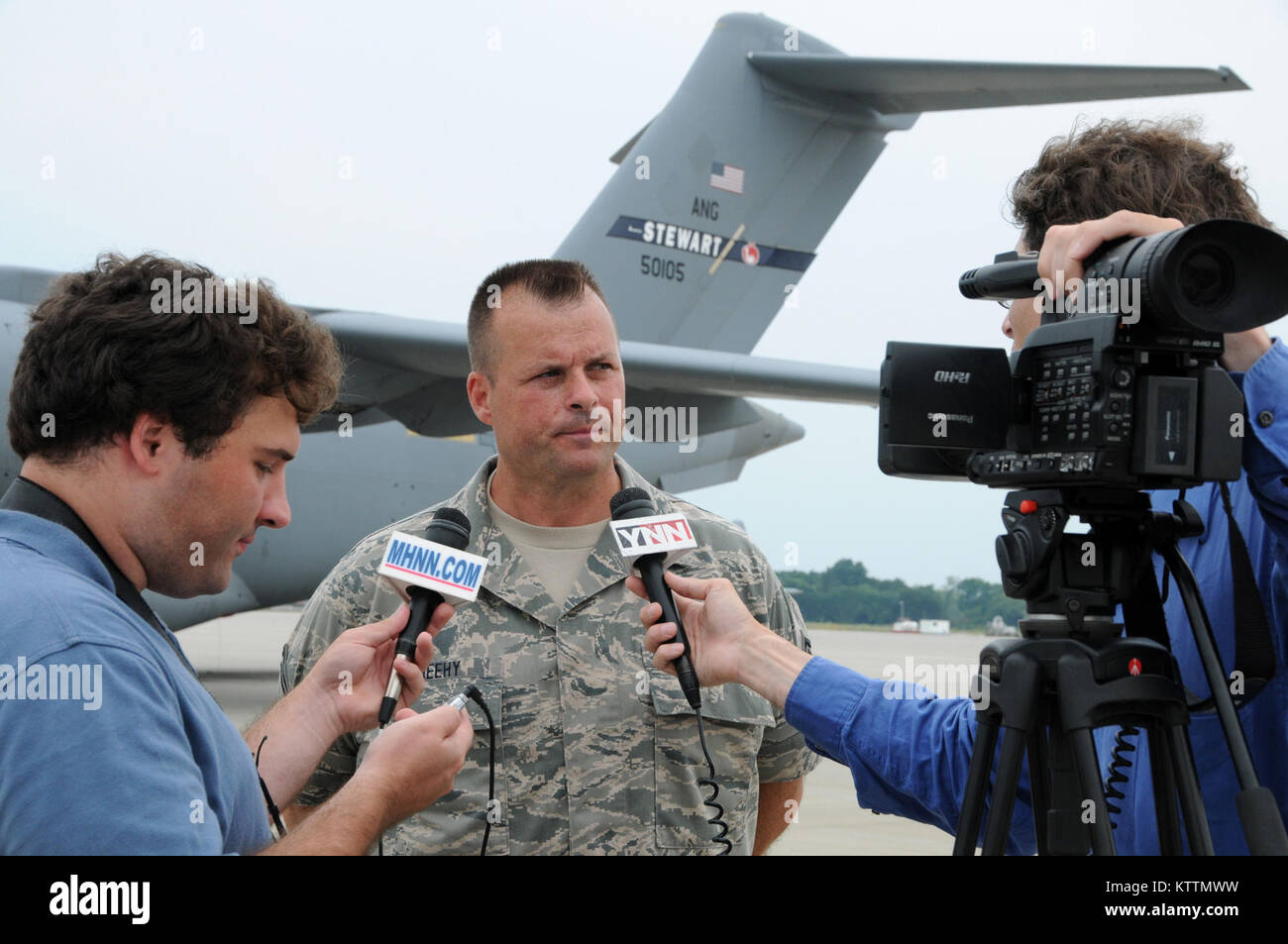 STEWART ANGB, Newburgh, NY-- Senior Master Sergeant John sheehy, die erste Mannschaft Leiter für neueste Transportflugzeug der 105 Airlift Wing, die C-17 Globemaster III, ist durch die Reporter von Mitte Hudson News.com und YNN befragt nach der Ankunft der ersten Flügel C-17, 18. Juli 2011. (U.S. Air Force Foto von Tech. Sgt. Michael R. OHalloran) (freigegeben) Stockfoto