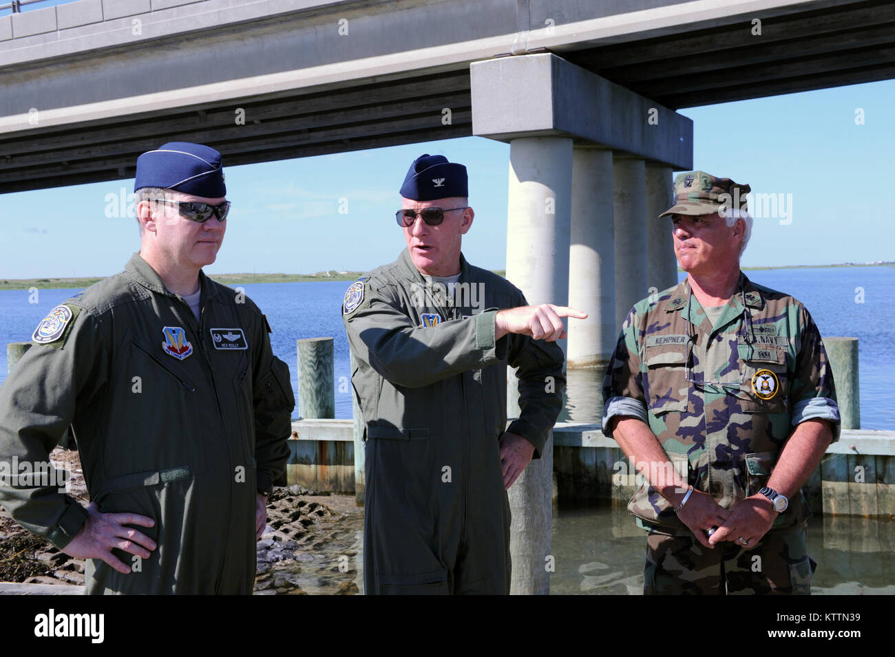 106 Rettung Wing Commander Oberst Thomas Owens Gespräche mit 106 Operationen Kommandant Oberstleutnant Rex Reilly und New York Naval Miliz Commander Don McKnight über Ausbildung, das ist die erste Übung dieser Art sowohl Air National Guard und Naval Miliz Vermögenswerte zu beteiligen. Pararescuemen von der New York Air National Guards 106 Rettung Flügel und New York Naval Miliz nehmen an der Küste von Long Island im Vorfeld der Notwendigkeit lokaler Unterstützung der zivilen Behörden nach einem Sturm. Dieses Training erlaubt die Gelegenheit für gemeinsame Dienste gemeinsam vorzubereiten. New York National Guard für Stockfoto