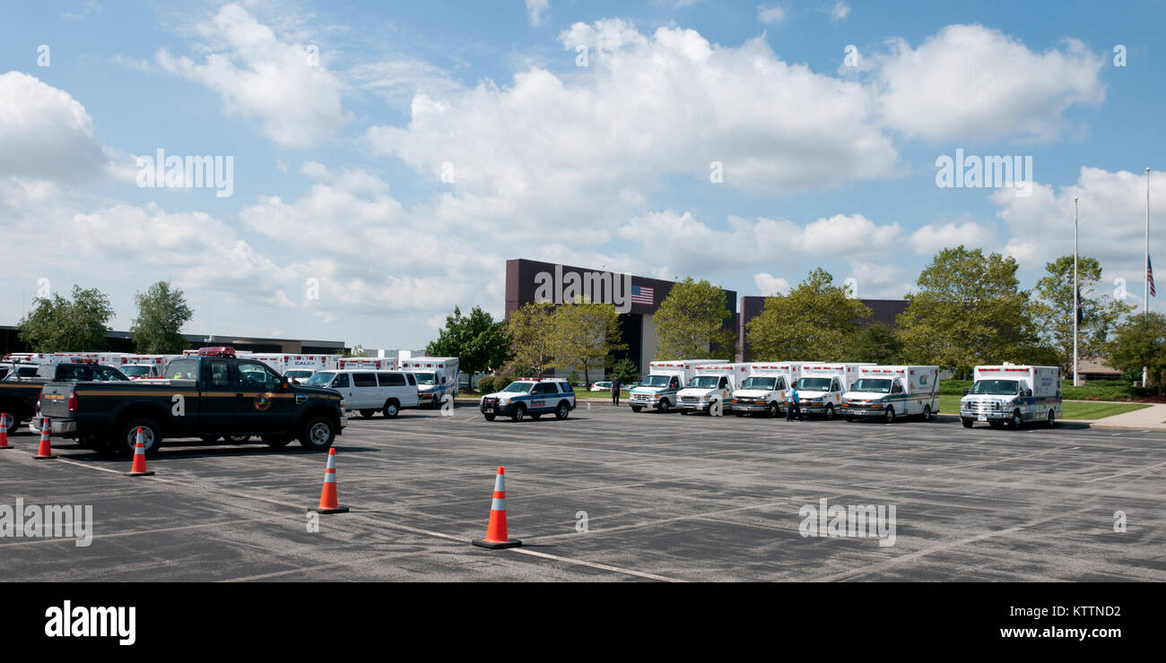 Stewart ANGB, Newburgh NEW YORK - FEMA erste Antwort Fahrzeuge aus Maryland, New York, Ohio, Pennsylvania, Vermont und Virginia sind inszeniert anlässlich der 105 Airlift Wing für Hurrikan Irene Verwertungsverfahren 26.08.2011. (U.S. Air Force Foto von Tech. Sgt. Michael OHalloran) (freigegeben) Stockfoto