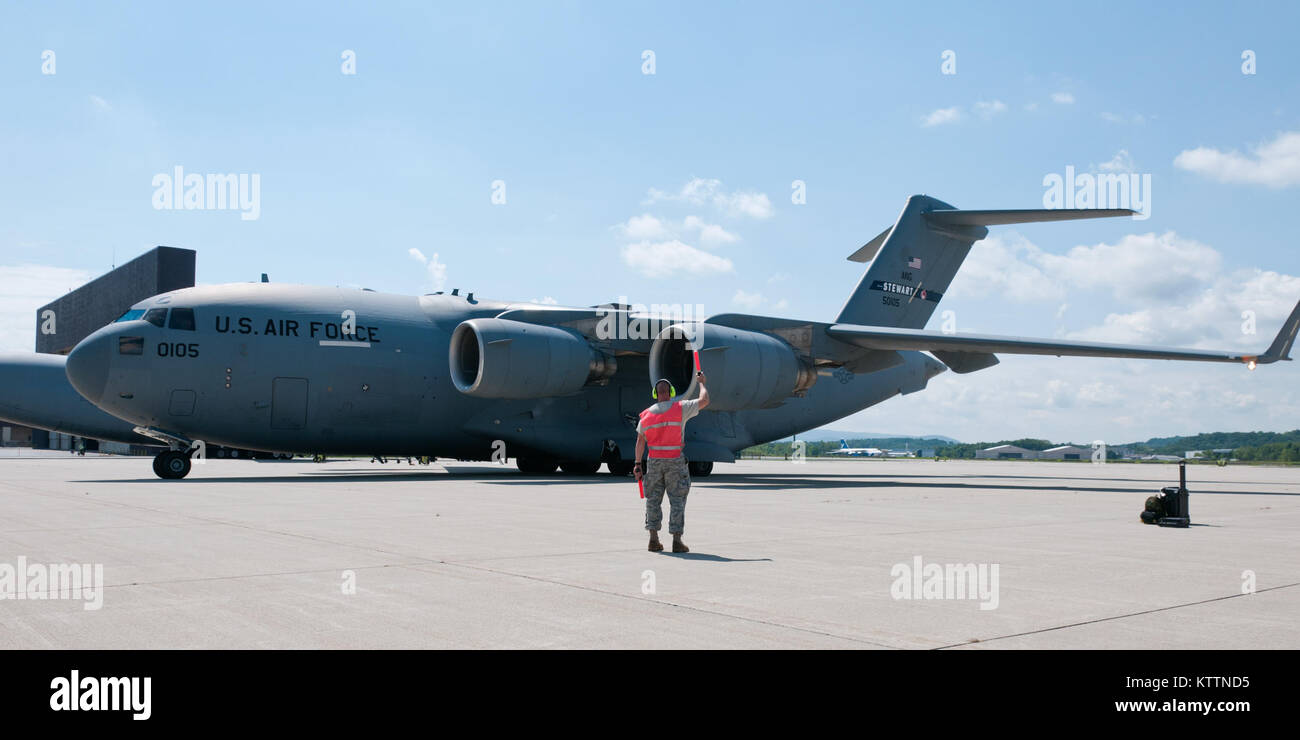 Stewart ANGB, Newburgh NEW YORK - A105 AW C-17 Globmaster III mit einer Crew von Flugzeugen Maintainer und Support Fahrzeuge ist für einen Flug nach Wright Patterson AFB, Ohio gemarshallt, Verwertungsverfahren für 105 AW Flugzeuge zur Verfügung zu stellen dort vor dem Wetter, die durch Hurrikan Irene die Hudson Valley 26.08.2011 betrifft. (U.S. Air Force Foto von Tech. Sgt. Michael OHalloran) (freigegeben) Stockfoto