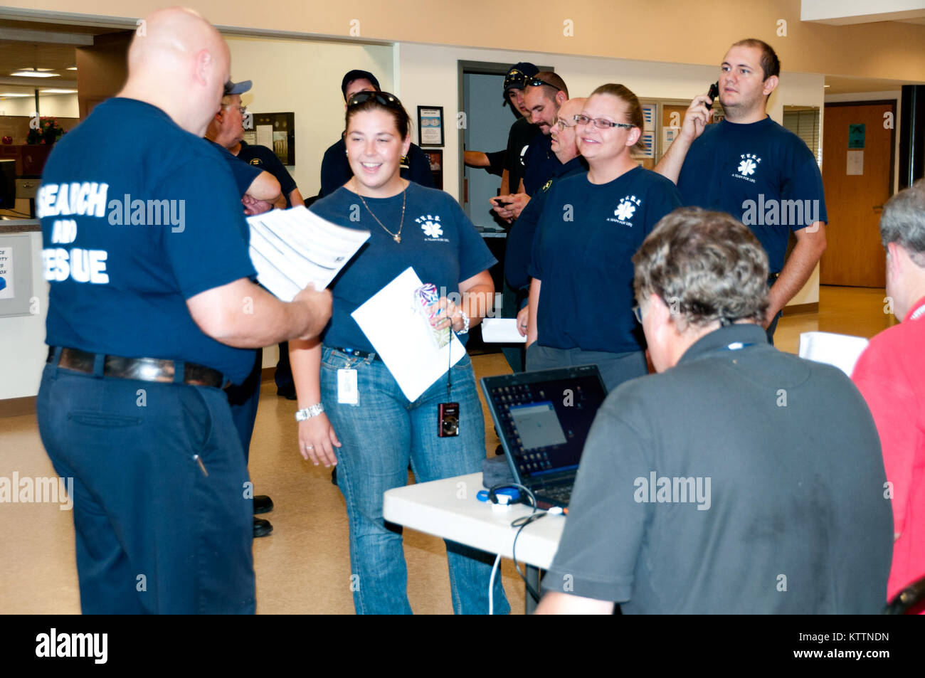 Stewart ANGB, Newburgh NEW YORK - FEMA EMT resoponders, Dana Burkett, Christina Guinness und Spezialist Casey Kirk von Tri-Village retten, neue Madison Ohio in-Verarbeitung für Hurrikan Irene Verwertungsverfahren inszeniert anlässlich der 105 Airlift Wing 26.08.2011. (U.S. Air Force Foto von Tech. Sgt. Michael OHalloran) (freigegeben) Stockfoto