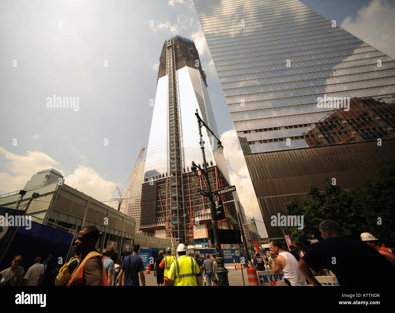 NEW YORK - Bauarbeiter bei "Ground Zero" weiterhin auf das One World Trade Center in Manhattan zwei Wochen vor dem zehnten Jahrestag des 11. September, 2001 Terroranschläge. (Offizielle US Air Force Foto von älteren Flieger Christopher S. Muncy/freigegeben) Stockfoto