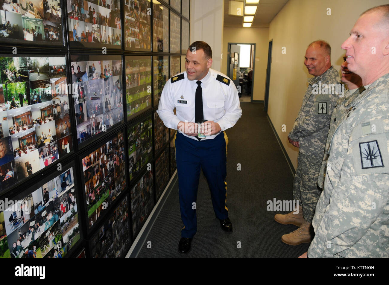 Erste Sgt. Jason Keller, Senior Advisor eingetragen für die Albany NEW YORK, MDEP, gibt Brig. Gen. Rayond Schilde, Direktor, gemeinsames Personal, New York National Guard, eine Führung durch die Station am 13.02.25., 2013. Stockfoto