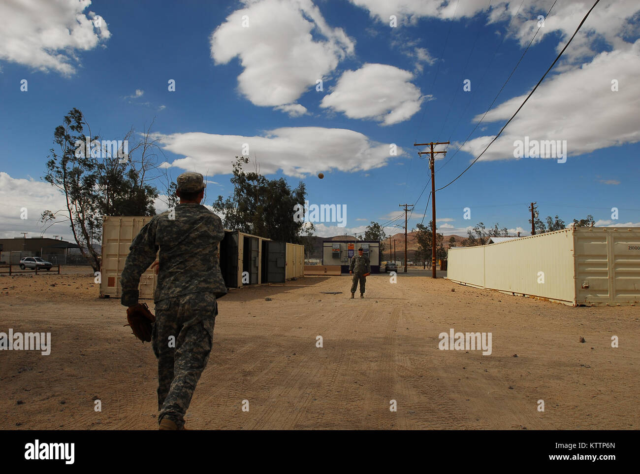 NATIONAL TRAINING CENTER, FORT IRWIN, CA-SPC. Charles Perry (links) und SPC. Ryan Galbraith (rechts), beide von Hilton Head Island, S.C., machen Sie eine Pause von ihren Aufgaben hier fangen zu spielen 3. Die Soldaten gehören zu B-Company, 4-118 th Infanterie, South Carolina National Guard, die hier Training ist mit der New York Army National Guard 27 Infantry Brigade Combat Team. Die Soldaten bereiten die Fahrzeuge für eine taktische Übung die Einheiten führen werden. Us-Armee Foto von Sgt. 1. Klasse Raymond Drumsta, 27 Infantry Brigade Combat Team. (Freigegeben) Stockfoto