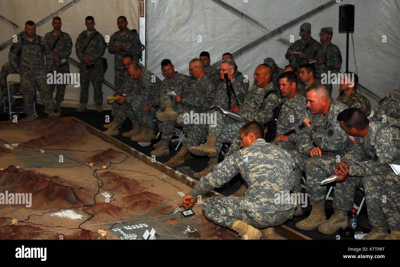 In FORT IRWIN, Kalifornien - Mitglieder der Führung und den Mitarbeitern der New York Army National Guard 27 Infantry Brigade Combat Team, das im Einsatzplan der Brigade Review während die Einheit kombinierte Waffen hier Probe Okt. 5. Die Brigade Führung und Personal sind an der National Training Centre als Teil der Einheit bevorstehende Mobilisierung und Bereitstellung in Afghanistan vor, das Anfang 2012. Die Übung wird mehr als 2.000 Soldaten der Brigade gehören, zusammen mit einem Bataillon von der South Carolina Army National Guard, mit einem realistischen, anspruchsvolle Ausbildung. Us-Armee Foto von Sgt. 1. Stockfoto