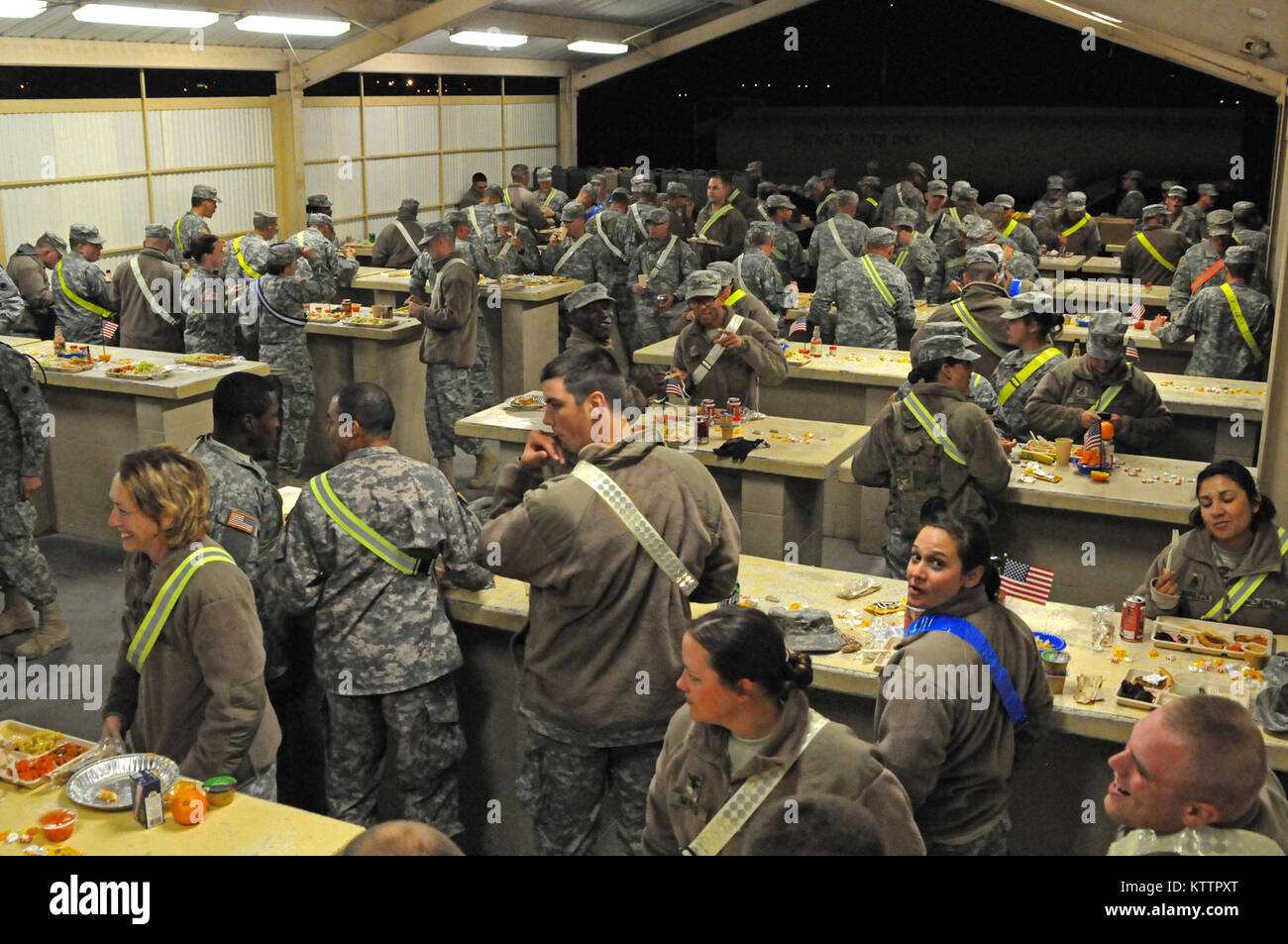 Soldaten der 37th Infantry Brigade Combat Team genießen Ihre Thanksgiving Tag Abendessen im National Training Center in Fort Irwin, Calif., Nov. 24, 2011. Der 37 IBCT ist die Ausbildung am NTC, bevor sie nach Afghanistan zur Unterstützung der Operation Enduring Freedom. (37 IBCT Foto von Sgt. Kimberly Lamm) (freigegeben) Stockfoto