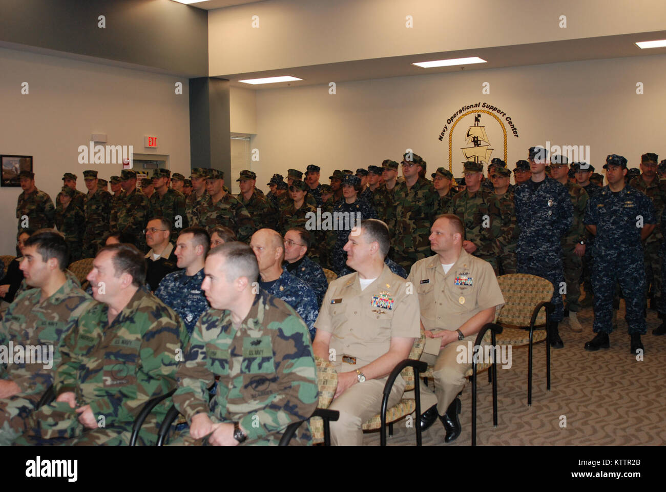 SCOTIA - New York Army National Guard Brig. Gen. Michael Swezey durch Mitglieder der New York Naval Miliz, die auch mit der United States Navy Reserve für ihren Service während die staatliche Reaktion auf Tropische Sturm Irene während einer Zeremonie an der Scotia Streitkräfte finden Mitte am Sonntag, Dez. 4. Swezey, der Joint Task Force Irene während des Sturms Antwort geboten hatte, stellte der Staat New York den humanitären Dienst Medaillen zu 40 Naval Reserve Mitglieder während der Sonntag morgen Event. Stockfoto