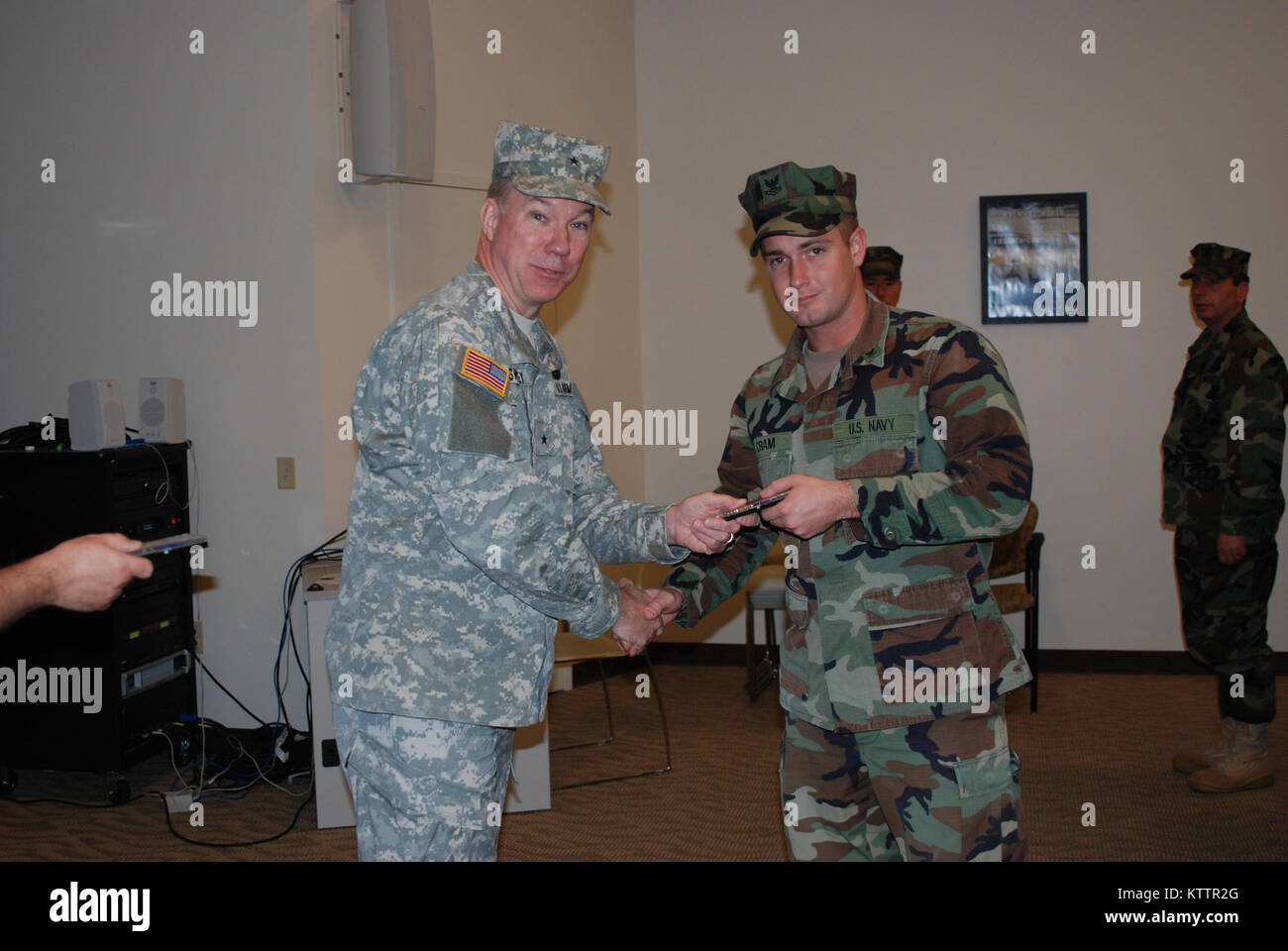 SCOTIA - New York Army National Guard Brig. Gen. Michael Swezey durch Mitglieder der New York Naval Miliz, die auch mit der United States Navy Reserve für ihren Service während die staatliche Reaktion auf Tropische Sturm Irene während einer Zeremonie an der Scotia Streitkräfte finden Mitte am Sonntag, Dez. 4. Swezey, der Joint Task Force Irene während des Sturms Antwort geboten hatte, stellte der Staat New York den humanitären Dienst Medaillen zu 40 Naval Reserve Mitglieder während der Sonntag morgen Event. Stockfoto