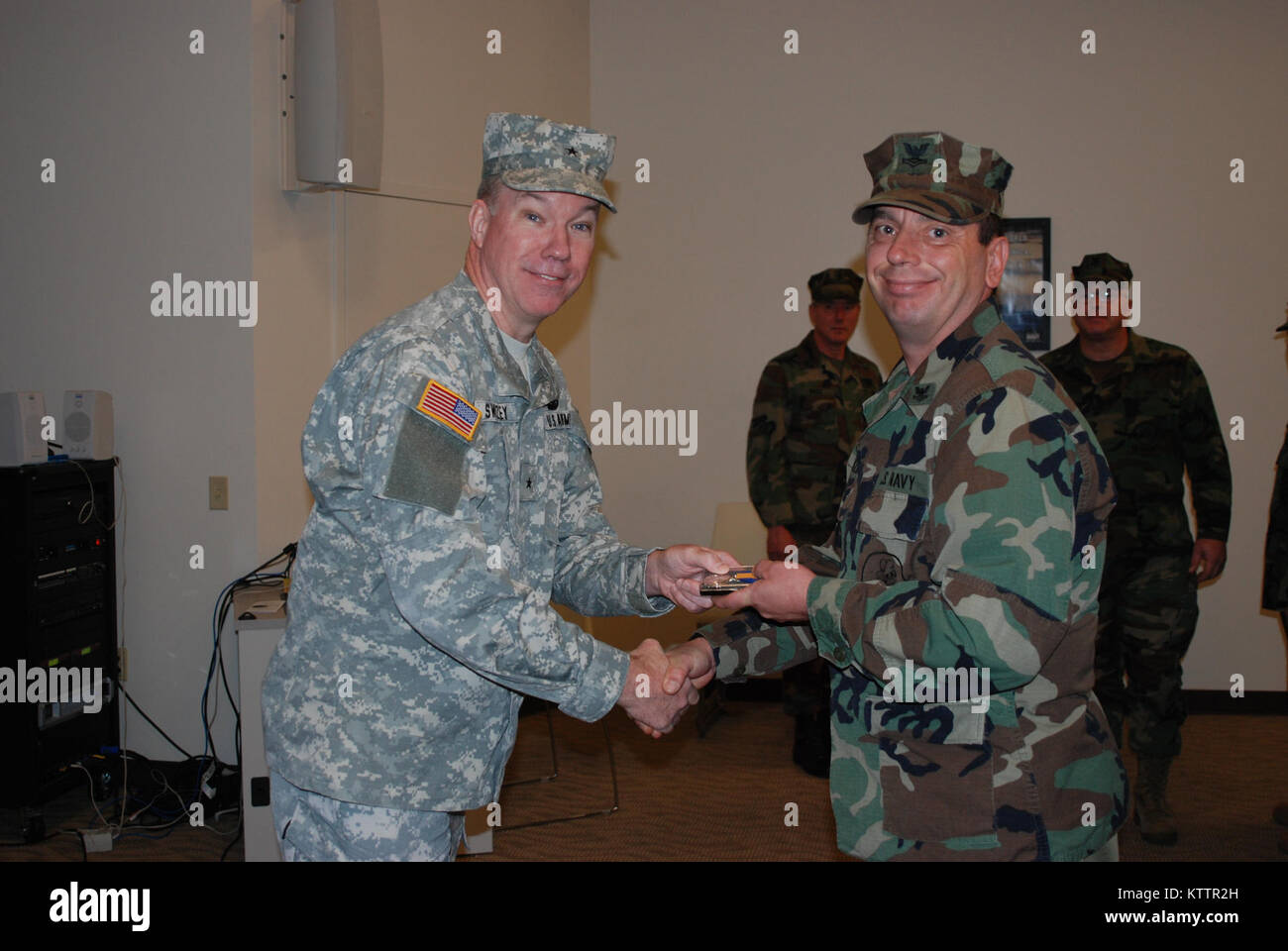 SCOTIA - New York Army National Guard Brig. Gen. Michael Swezey durch Mitglieder der New York Naval Miliz, die auch mit der United States Navy Reserve für ihren Service während die staatliche Reaktion auf Tropische Sturm Irene während einer Zeremonie an der Scotia Streitkräfte finden Mitte am Sonntag, Dez. 4. Swezey, der Joint Task Force Irene während des Sturms Antwort geboten hatte, stellte der Staat New York den humanitären Dienst Medaillen zu 40 Naval Reserve Mitglieder während der Sonntag morgen Event. Stockfoto
