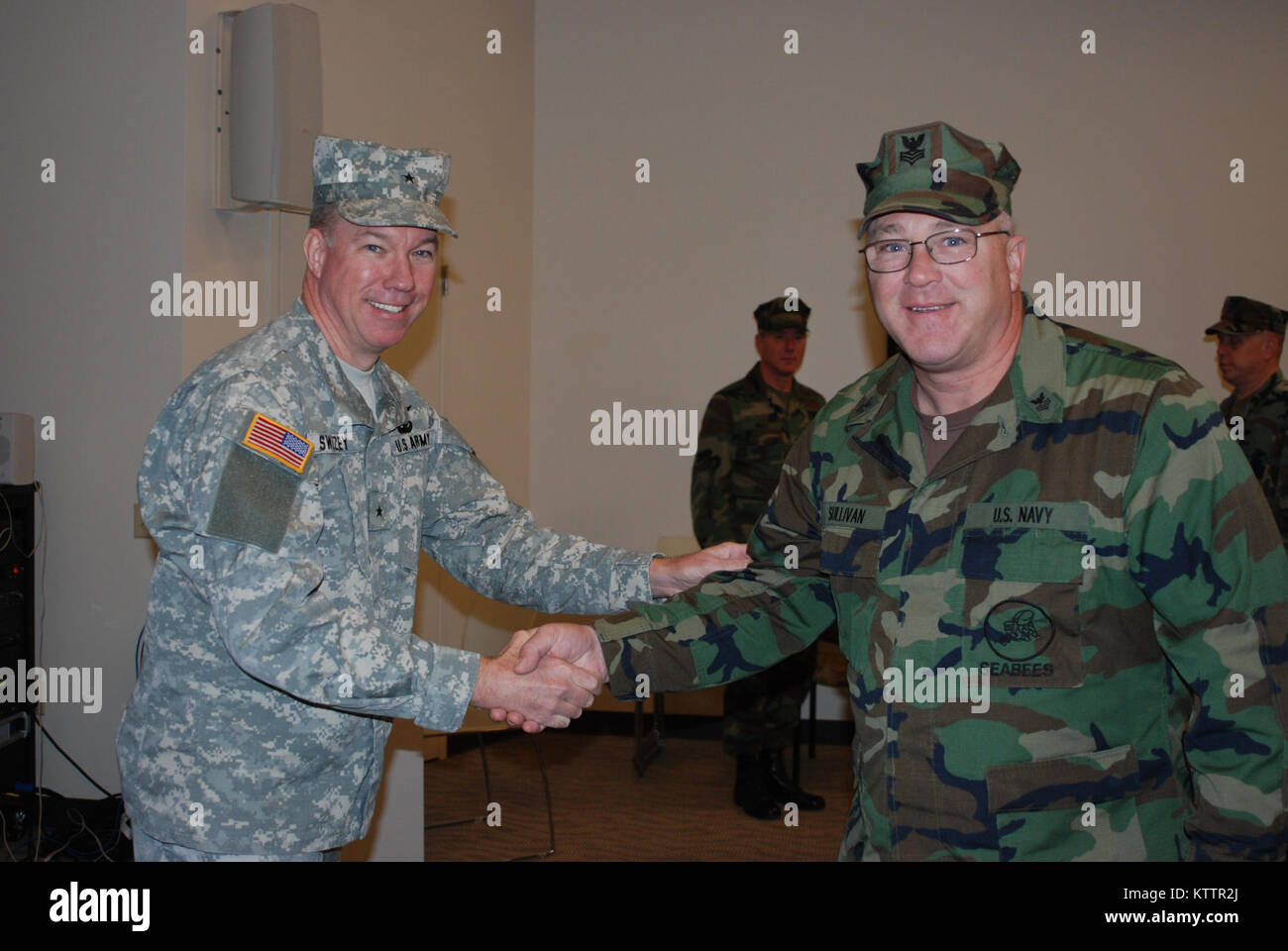 SCOTIA - New York Army National Guard Brig. Gen. Michael Swezey durch Mitglieder der New York Naval Miliz, die auch mit der United States Navy Reserve für ihren Service während die staatliche Reaktion auf Tropische Sturm Irene während einer Zeremonie an der Scotia Streitkräfte finden Mitte am Sonntag, Dez. 4. Swezey, der Joint Task Force Irene während des Sturms Antwort geboten hatte, stellte der Staat New York den humanitären Dienst Medaillen zu 40 Naval Reserve Mitglieder während der Sonntag morgen Event. Stockfoto
