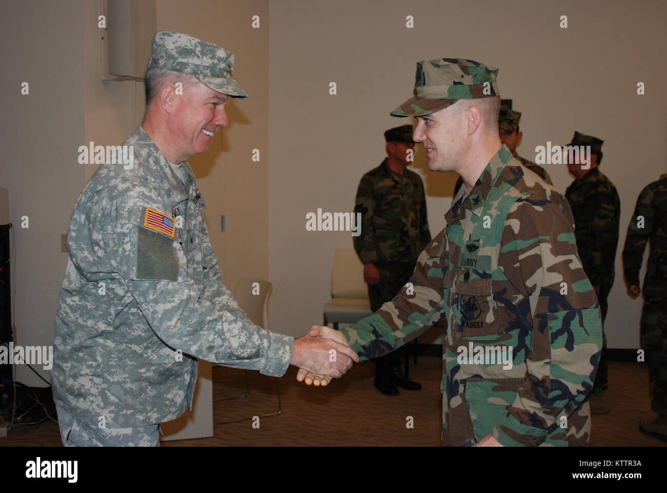 SCOTIA - New York Army National Guard Brig. Gen. Michael Swezey durch Mitglieder der New York Naval Miliz, die auch mit der United States Navy Reserve für ihren Service während die staatliche Reaktion auf Tropische Sturm Irene während einer Zeremonie an der Scotia Streitkräfte finden Mitte am Sonntag, Dez. 4. Swezey, der Joint Task Force Irene während des Sturms Antwort geboten hatte, stellte der Staat New York den humanitären Dienst Medaillen zu 40 Naval Reserve Mitglieder während der Sonntag morgen Event. Stockfoto