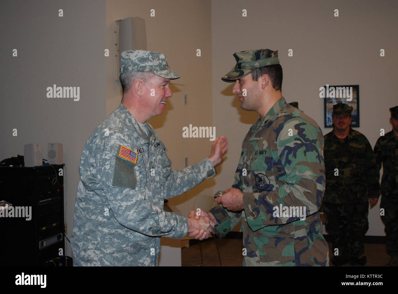 SCOTIA - New York Army National Guard Brig. Gen. Michael Swezey durch Mitglieder der New York Naval Miliz, die auch mit der United States Navy Reserve für ihren Service während die staatliche Reaktion auf Tropische Sturm Irene während einer Zeremonie an der Scotia Streitkräfte finden Mitte am Sonntag, Dez. 4. Swezey, der Joint Task Force Irene während des Sturms Antwort geboten hatte, stellte der Staat New York den humanitären Dienst Medaillen zu 40 Naval Reserve Mitglieder während der Sonntag morgen Event. Stockfoto
