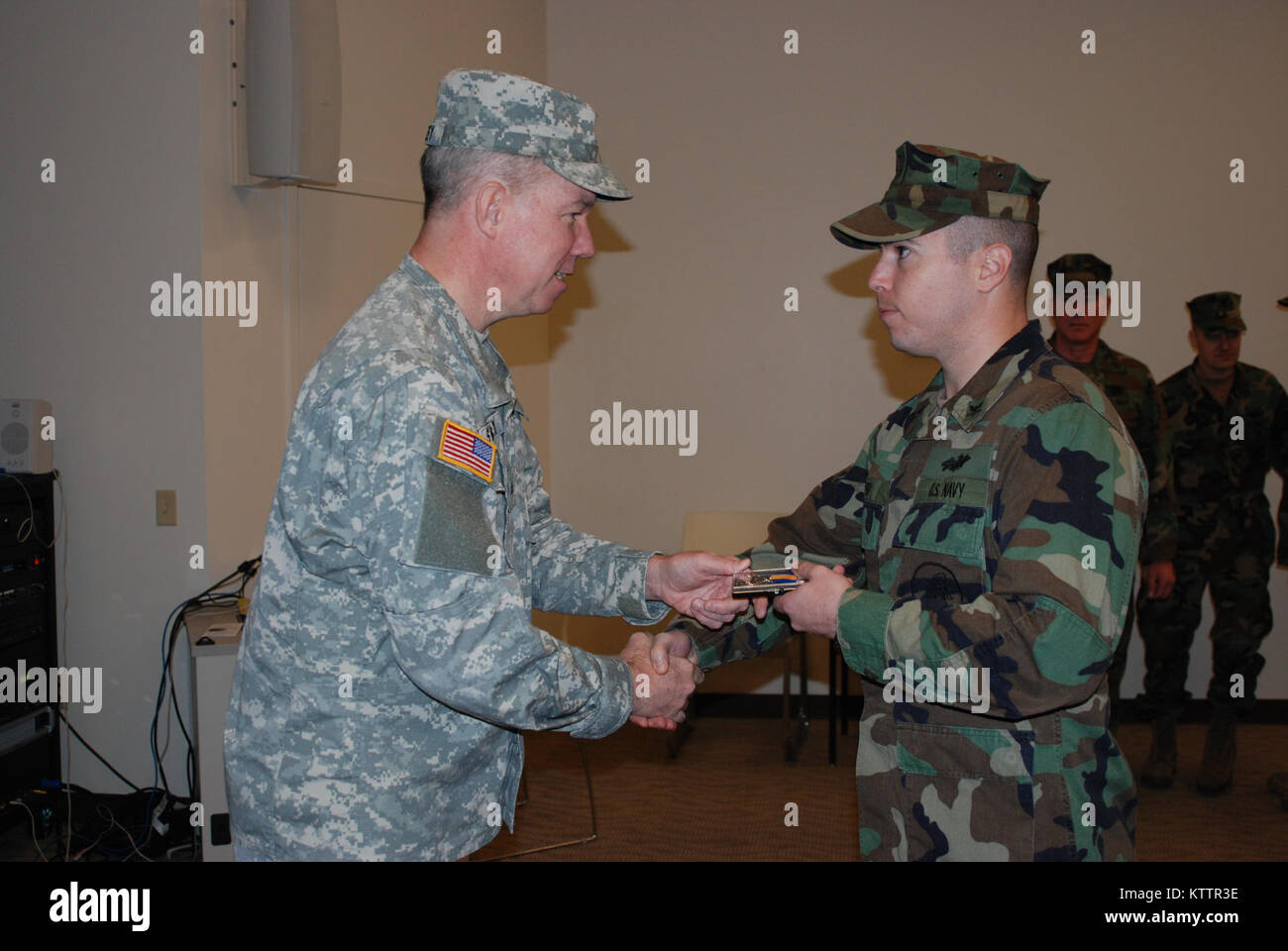 SCOTIA - New York Army National Guard Brig. Gen. Michael Swezey durch Mitglieder der New York Naval Miliz, die auch mit der United States Navy Reserve für ihren Service während die staatliche Reaktion auf Tropische Sturm Irene während einer Zeremonie an der Scotia Streitkräfte finden Mitte am Sonntag, Dez. 4. Swezey, der Joint Task Force Irene während des Sturms Antwort geboten hatte, stellte der Staat New York den humanitären Dienst Medaillen zu 40 Naval Reserve Mitglieder während der Sonntag morgen Event. Stockfoto
