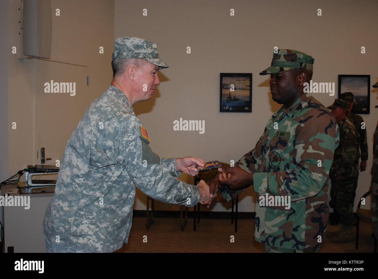 SCOTIA - New York Army National Guard Brig. Gen. Michael Swezey durch Mitglieder der New York Naval Miliz, die auch mit der United States Navy Reserve für ihren Service während die staatliche Reaktion auf Tropische Sturm Irene während einer Zeremonie an der Scotia Streitkräfte finden Mitte am Sonntag, Dez. 4. Swezey, der Joint Task Force Irene während des Sturms Antwort geboten hatte, stellte der Staat New York den humanitären Dienst Medaillen zu 40 Naval Reserve Mitglieder während der Sonntag morgen Event. Stockfoto