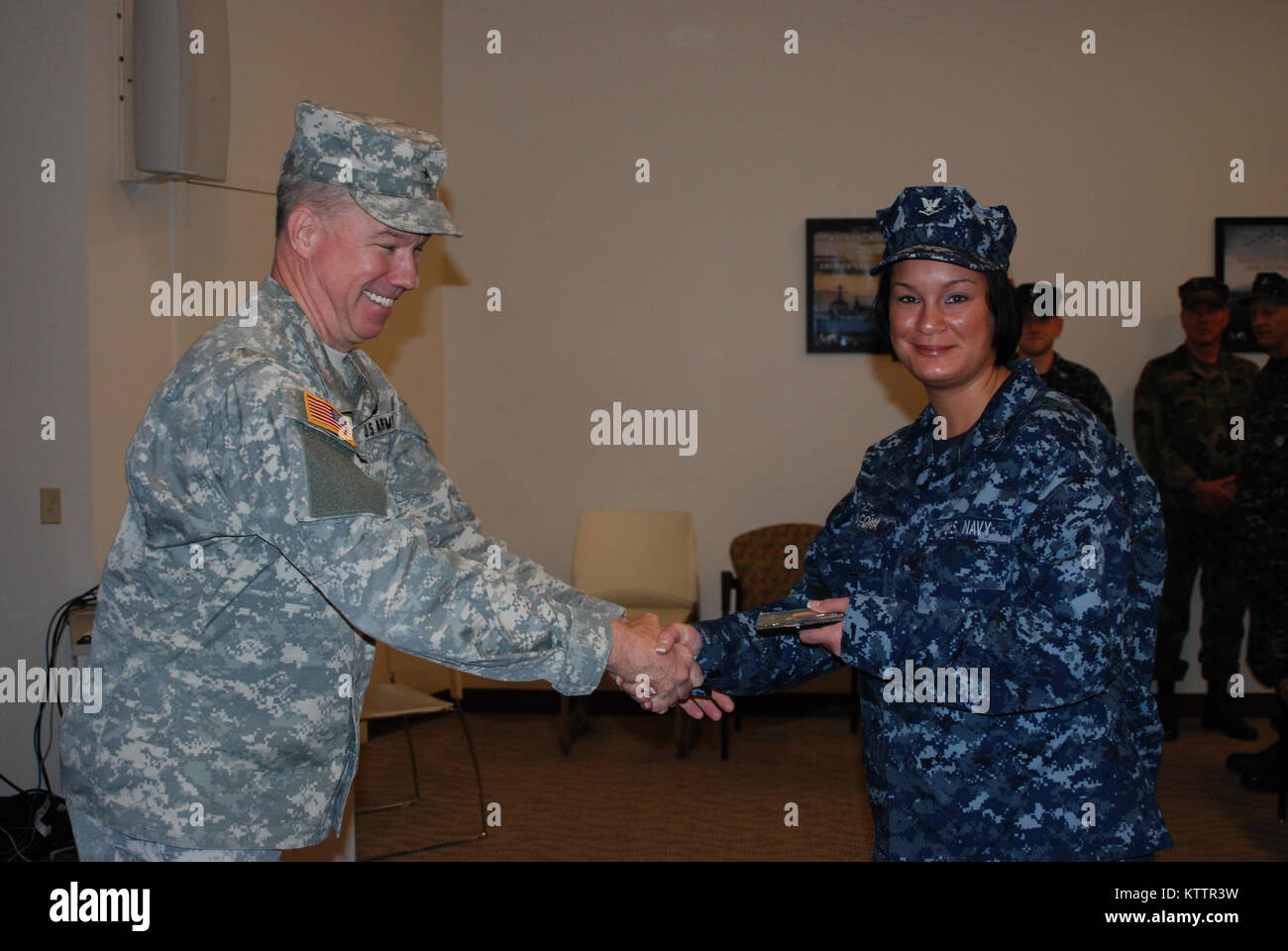 SCOTIA - New York Army National Guard Brig. Gen. Michael Swezey durch Mitglieder der New York Naval Miliz, die auch mit der United States Navy Reserve für ihren Service während die staatliche Reaktion auf Tropische Sturm Irene während einer Zeremonie an der Scotia Streitkräfte finden Mitte am Sonntag, Dez. 4. Swezey, der Joint Task Force Irene während des Sturms Antwort geboten hatte, stellte der Staat New York den humanitären Dienst Medaillen zu 40 Naval Reserve Mitglieder während der Sonntag morgen Event. Stockfoto