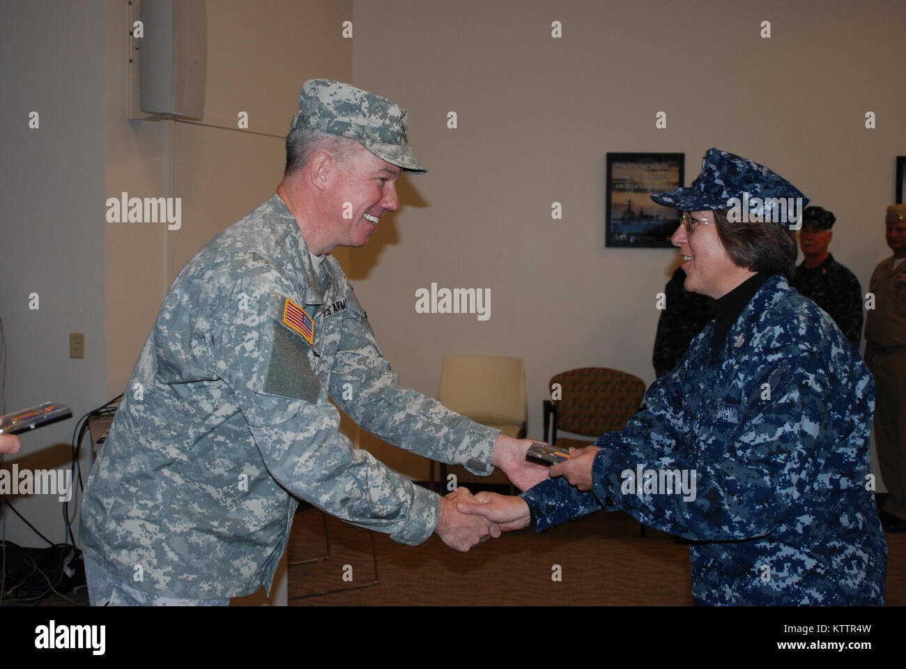 SCOTIA - New York Army National Guard Brig. Gen. Michael Swezey durch Mitglieder der New York Naval Miliz, die auch mit der United States Navy Reserve für ihren Service während die staatliche Reaktion auf Tropische Sturm Irene während einer Zeremonie an der Scotia Streitkräfte finden Mitte am Sonntag, Dez. 4. Swezey, der Joint Task Force Irene während des Sturms Antwort geboten hatte, stellte der Staat New York den humanitären Dienst Medaillen zu 40 Naval Reserve Mitglieder während der Sonntag morgen Event. Stockfoto
