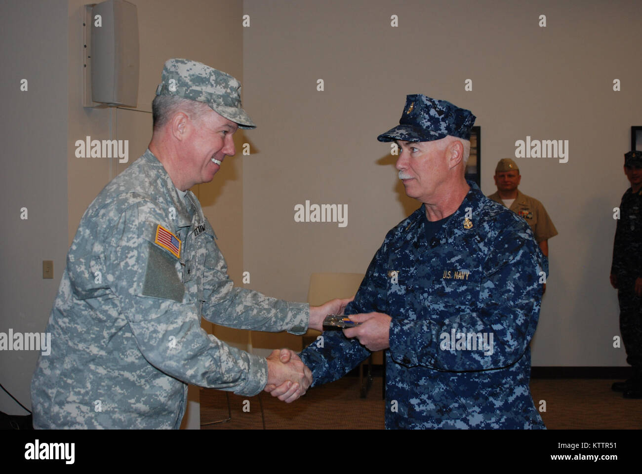 SCOTIA - New York Army National Guard Brig. Gen. Michael Swezey durch Mitglieder der New York Naval Miliz, die auch mit der United States Navy Reserve für ihren Service während die staatliche Reaktion auf Tropische Sturm Irene während einer Zeremonie an der Scotia Streitkräfte finden Mitte am Sonntag, Dez. 4. Swezey, der Joint Task Force Irene während des Sturms Antwort geboten hatte, stellte der Staat New York den humanitären Dienst Medaillen zu 40 Naval Reserve Mitglieder während der Sonntag morgen Event. Stockfoto
