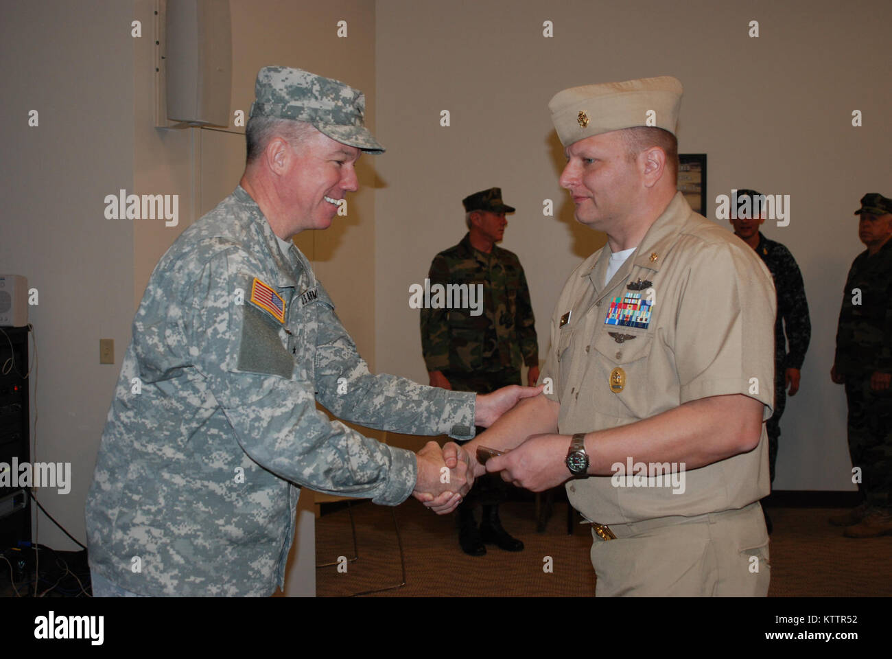 SCOTIA - New York Army National Guard Brig. Gen. Michael Swezey durch Mitglieder der New York Naval Miliz, die auch mit der United States Navy Reserve für ihren Service während die staatliche Reaktion auf Tropische Sturm Irene während einer Zeremonie an der Scotia Streitkräfte finden Mitte am Sonntag, Dez. 4. Swezey, der Joint Task Force Irene während des Sturms Antwort geboten hatte, stellte der Staat New York den humanitären Dienst Medaillen zu 40 Naval Reserve Mitglieder während der Sonntag morgen Event. Stockfoto