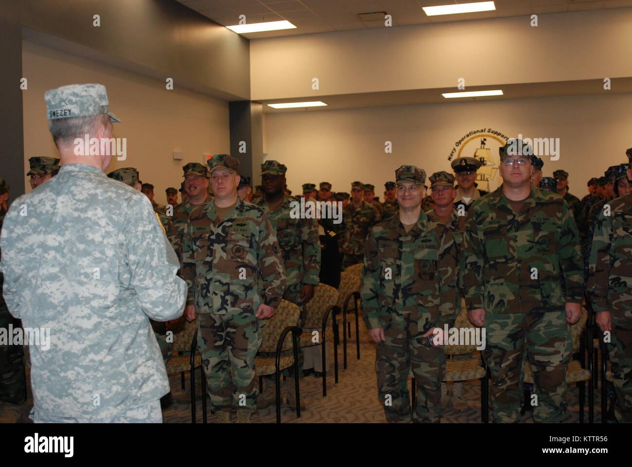 SCOTIA - New York Army National Guard Brig. Gen. Michael Swezey durch Mitglieder der New York Naval Miliz, die auch mit der United States Navy Reserve für ihren Service während die staatliche Reaktion auf Tropische Sturm Irene während einer Zeremonie an der Scotia Streitkräfte finden Mitte am Sonntag, Dez. 4. Swezey, der Joint Task Force Irene während des Sturms Antwort geboten hatte, stellte der Staat New York den humanitären Dienst Medaillen zu 40 Naval Reserve Mitglieder während der Sonntag morgen Event. Stockfoto