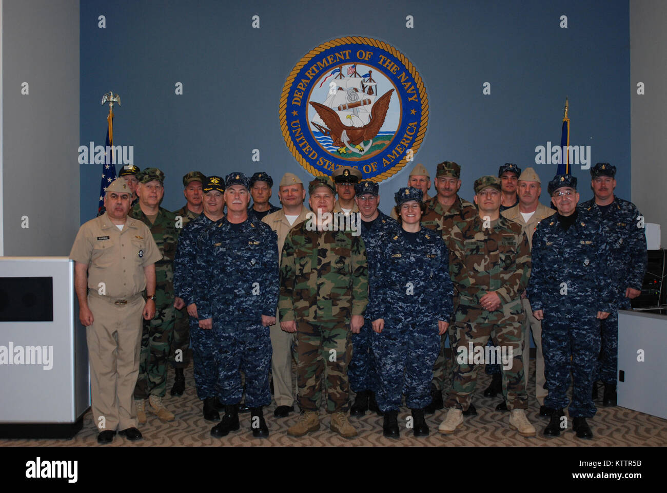 SCOTIA - New York Army National Guard Brig. Gen. Michael Swezey durch Mitglieder der New York Naval Miliz, die auch mit der United States Navy Reserve für ihren Service während die staatliche Reaktion auf Tropische Sturm Irene während einer Zeremonie an der Scotia Streitkräfte finden Mitte am Sonntag, Dez. 4. Swezey, der Joint Task Force Irene während des Sturms Antwort geboten hatte, stellte der Staat New York den humanitären Dienst Medaillen zu 40 Naval Reserve Mitglieder während der Sonntag morgen Event. Stockfoto