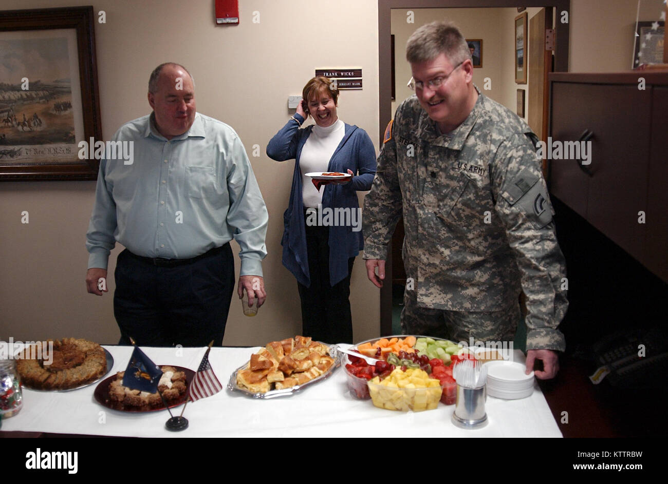 Generalmajor Patrick Murphy und stellvertretender Adjutant General Brig. Gen. Anthony Deutsche grüße Abteilung von Militär und Marine Angelegenheiten Mitarbeiter während des Tags der offenen Tür am Dez. 21, 2011 am Hauptsitz in Latham, NY. Stockfoto