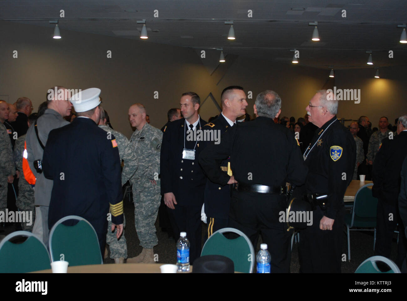 Albanien - Major General Patrick Murphy, der Adjutant General von New York, spricht mit den örtlichen Polizeichefs beim Warten auf den Beginn der reg. Andrew M. Cuomo 2012 State-of-the-Rede am 4. Der Gouverneur anerkannte Mitglieder der National Guard, staatlichen und lokalen Polizei und Feuerwehr Agenturen und staatlichen Agentur Anrufbeantworter zum Hurrikan Irene und tropischer Sturm Lee während seiner Ausführungen. Stockfoto