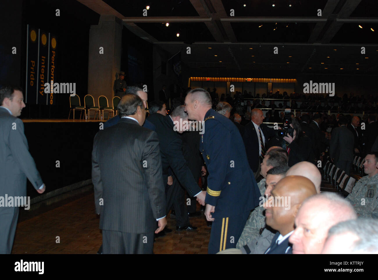 Albanien - MajorGeneral Patrick Murphy, der Adjutant General, spricht mit Regierungsbeamten beim Warten auf den Beginn der reg. Andrew M. Cuomo 2012 State-of-the-Rede am 4. Der Gouverneur anerkannte Mitglieder der National Guard, staatlichen und lokalen Polizei und Feuerwehr Agenturen und staatlichen Agentur Anrufbeantworter zum Hurrikan Irene und tropischer Sturm Lee während seiner Ausführungen. Stockfoto