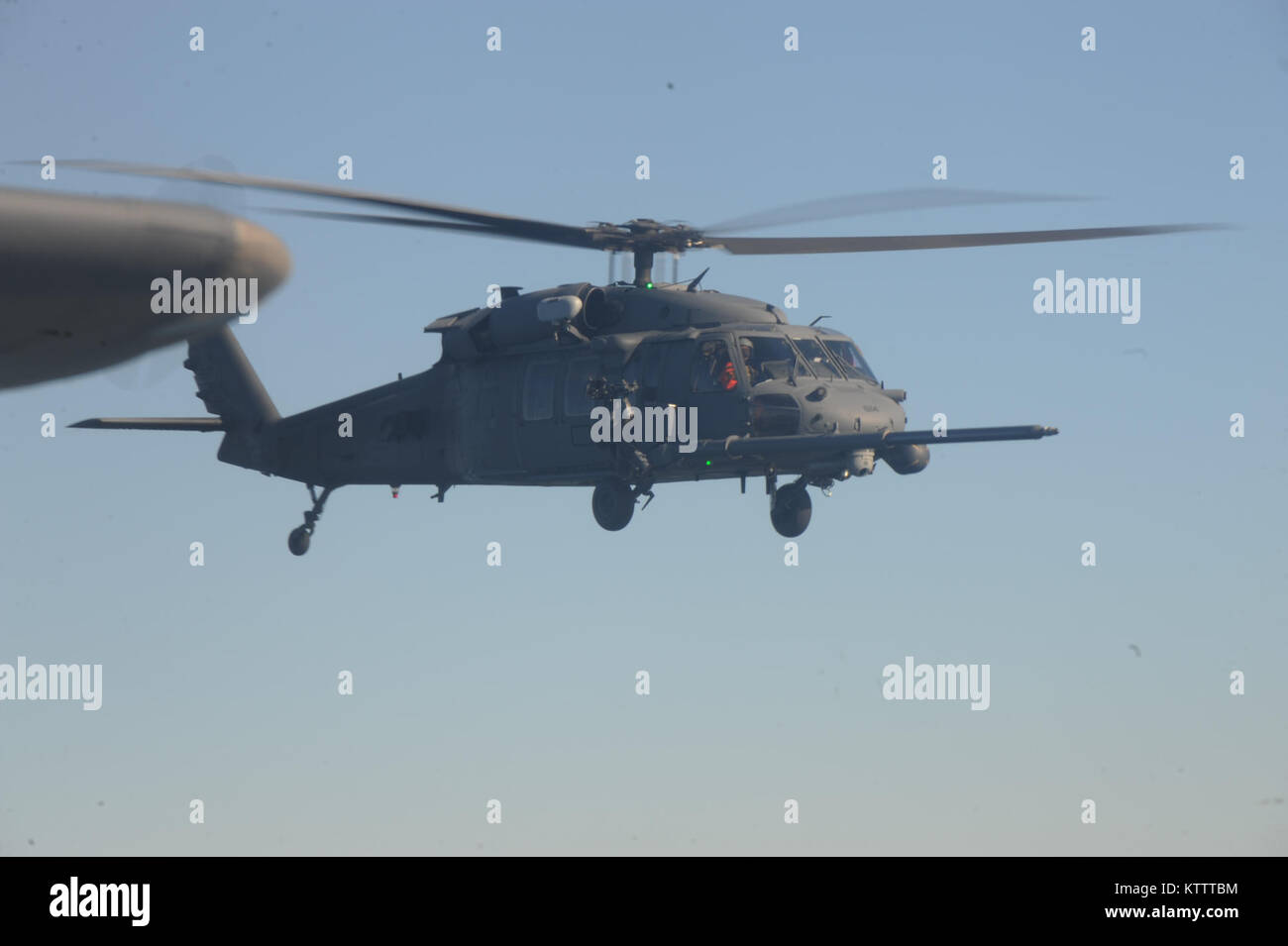 WESHTMAPTON BEACH, NY - Ein HH-60 Pavehawk bereitet Kraftstoff aus einer HC-130 auf Februar 3rd, 2012 über Westhampton Beach, New York. (USAF/Senior Airman Christopher Muncy/freigegeben) Stockfoto