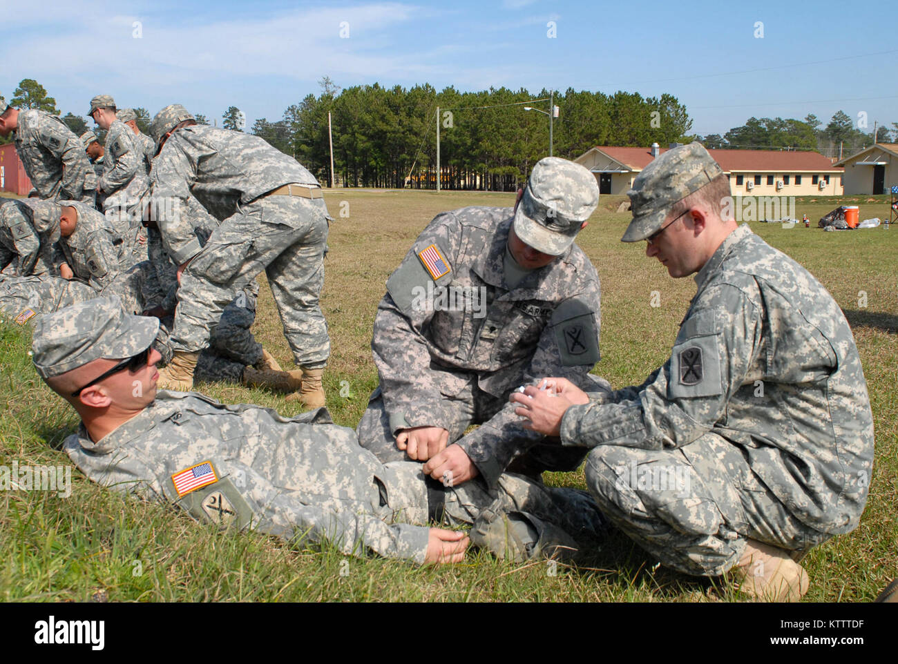 CAMP SHELBY, MS - - Soldaten einer Firma, 4-118 th Infanteriebataillon behandeln mock Verluste während einem Kampf lebensretter Klasse hier Feb 9. Bekämpfung der Lebensretter sind nicht-medizinische Soldaten, die lebensrettende Maßnahmen als sekundäre Mission als ihre primäre und Kampfeinsätze ermöglichen. Das Bataillon ist Teil der 27 Infantry Brigade Combat Team und Brigade Truppen sind hier Übersee bereitzustellen. (Foto von Sgt. First Class Raymond Drumsta, 27 IBCT Public Affairs) Stockfoto