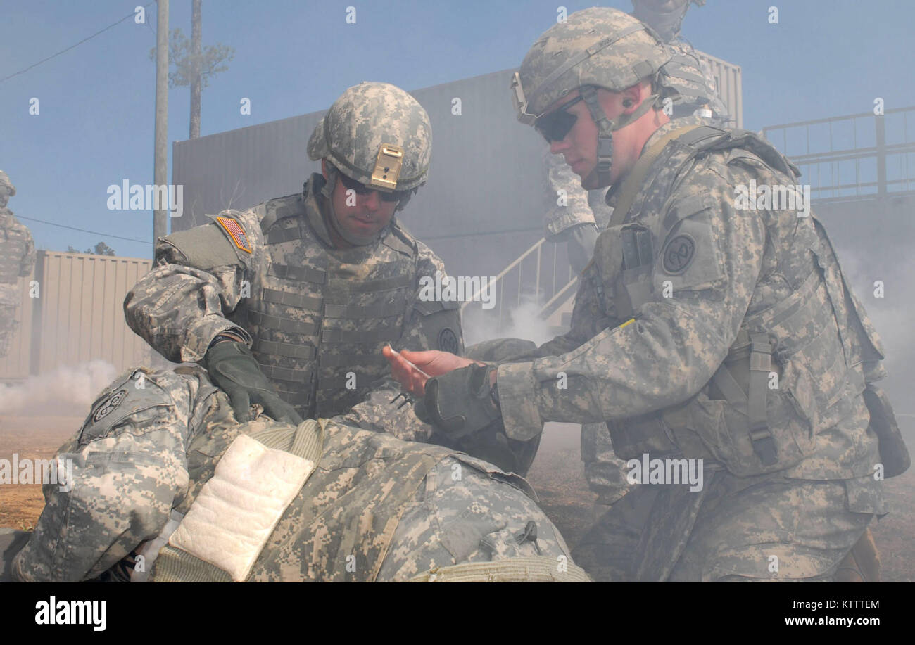 CAMP SHELBY, MS-Sgt. Andrew Brechko, Links und SPC. Travis Holz, rechts, ein mock Unfall bei einem Unfall Sammelstelle behandeln während des Kampfes Lebensretter Ausbildung hier am 13.02.11. Brechko gehört für die Zentrale und die Konzernzentrale, 27 Infantry Brigade Combat Team und Holz gehört zu einer Gesellschaft von der Feuerwehr 2-108 th Infanterie Bataillon. Brechko wird von Windsor, N.Y. und Holz ist von Bloomingdale, NEW YORK (Foto von Sgt. 1. Klasse Raymond Drumsta, 27 IBCT Public Affairs). Stockfoto