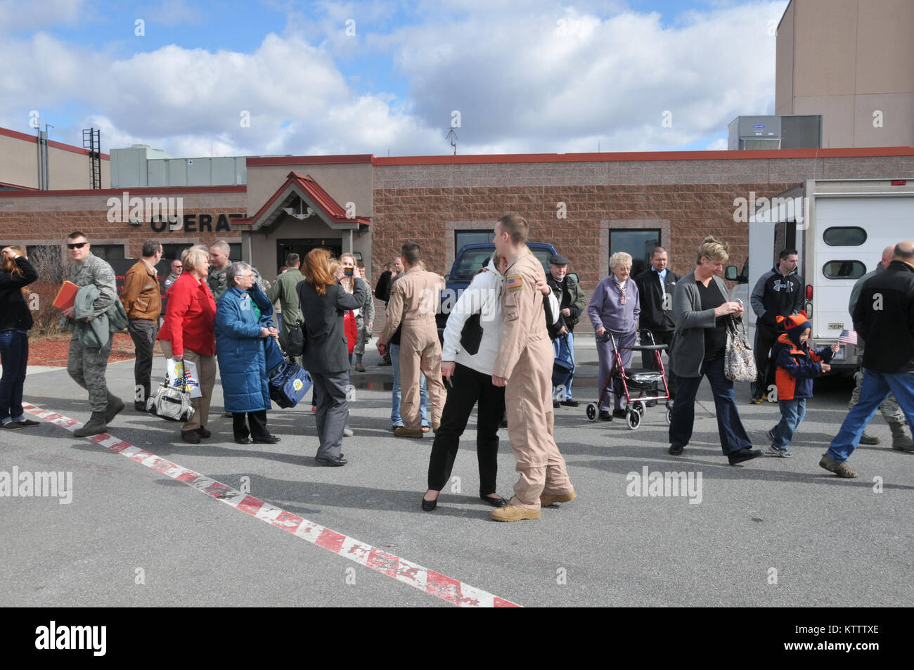STRATTON ANGB SCOTIA NEW YORK, Familie und Freunde von Mitgliedern aus der 109 Airlift Wing, New York Air National Guard sagen fairwell am 9. März 2012 bei Stratton Air National Guard Base, Scotia, New York zu einander. Der 109 wird etwa 30 Mitglieder Betrieb EDURING FREIHEIT unterstützen bereitstellen. Die Mitglieder des 109. Wird von 60 eingesetzt werden, bis zu 179 Tage. Stockfoto