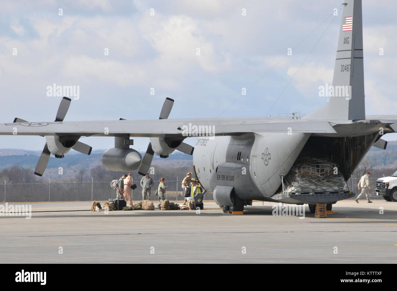 STRATTON ANGB SCOTIA NEW YORK, Mitglieder aus der 109 Airlift Wing, New York Air National Guard last Personal auf eine C-130 Herkules Flugzeug am 9. März 2012 bei Stratton Air National Guard Base, Scotia, New York. Der 109 wird etwa 30 Mitglieder Betrieb EDURING FREIHEIT unterstützen bereitstellen. Die Mitglieder des 109. Wird von 60 eingesetzt werden, bis zu 179 Tage. Stockfoto