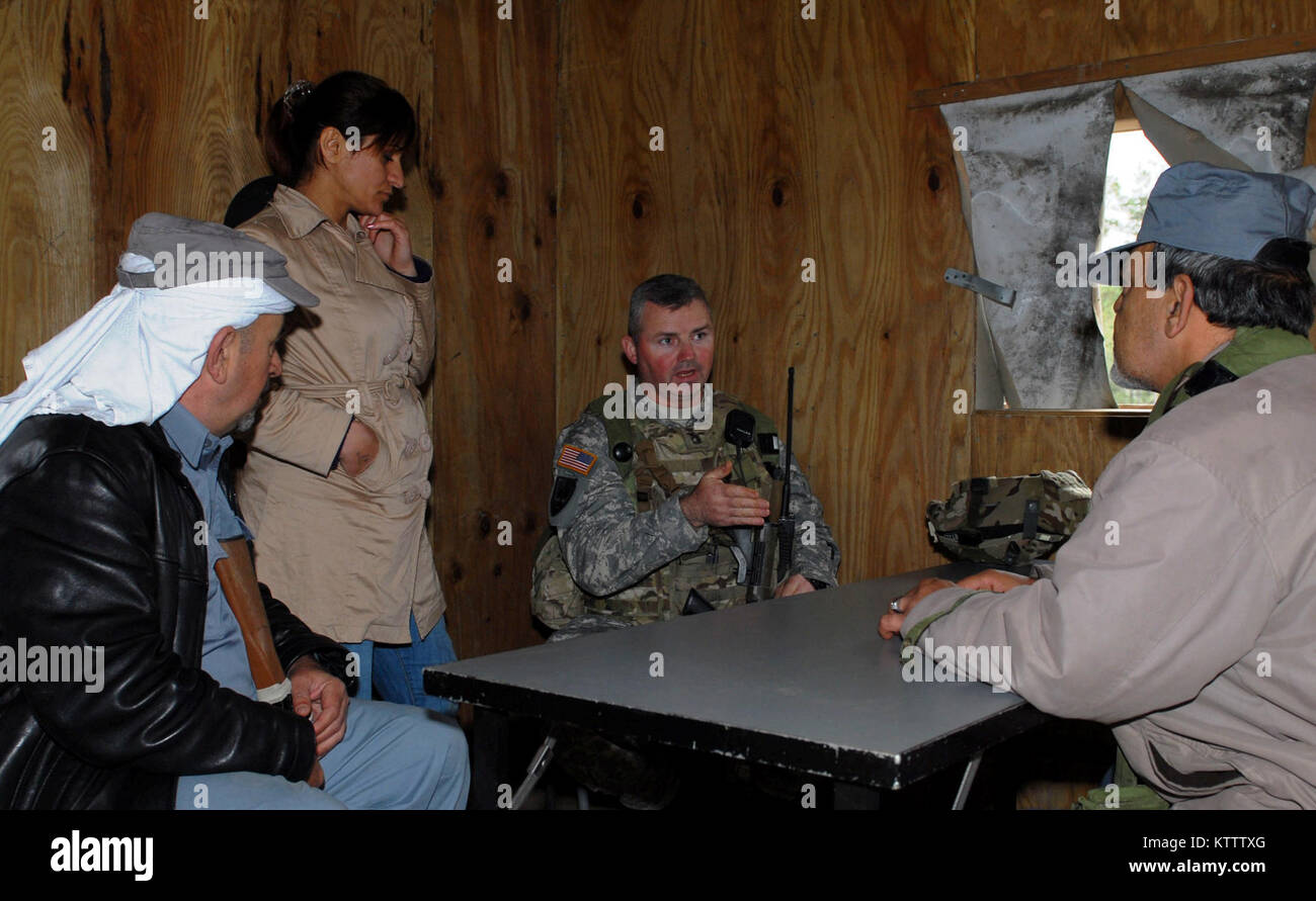 Sgt. 1. Klasse Kevin Taylor (sitzend, Mitte) spricht mit einer Rolle Spieler in einem mock Dorf während ein wichtiger Führer Engagement hier März 9. Taylor gehört zu D Unternehmen, 2.BATAILLON, 108 Infanterie, 27 Infantry Brigade Combat Team. Brigade Soldaten sind hier Übersee bereitzustellen, und key leader Engagements waren Teil eines Feldes Training übung, welche die Fähigkeit des Bataillon seine Afghanistan mission geprüft. (Foto von Sgt. 1. Klasse Raymond Drumsta) Stockfoto