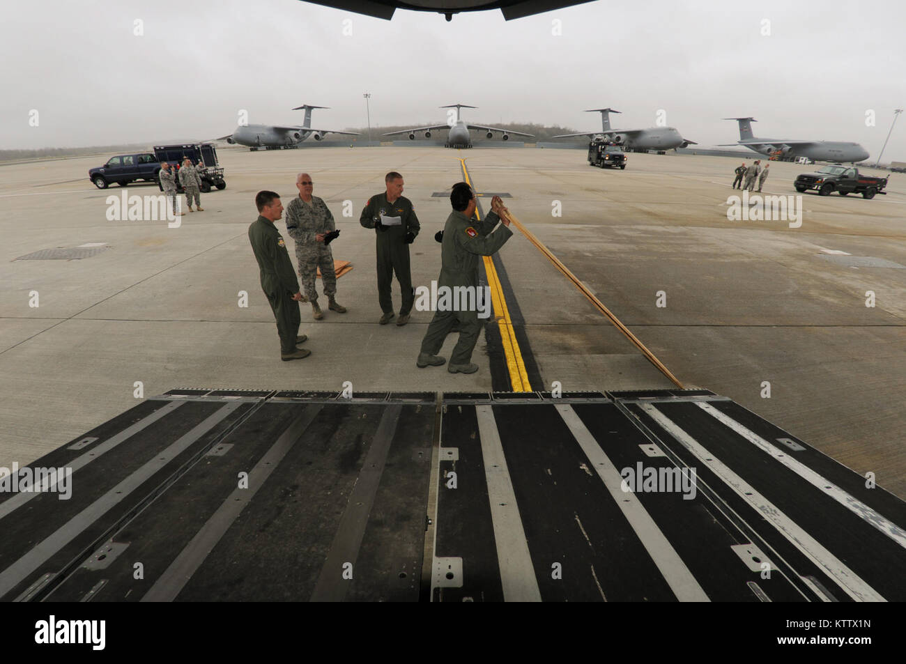 STEWART ANGB NEWBURGH, NY -- 105 Airlift Wing loadmasters, Antenne Anschluss Personal und Mitglieder der New York National Guard 2. Zivile Support Team Praxis ihre Antwort Paket Fahrzeuge Verladen an Bord einer C-17 Globemaster III, (National Guard Foto von Tech. Sgt. Michael OHalloran) (freigegeben) Stockfoto