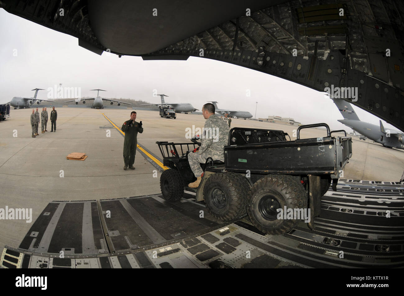 STEWART ANGB NEWBURGH, NY-- SMSgt Dale Hipkins, 105 AW leitet ein Mitglied des 2. Zivile Support Team der NEW YORK Army Guard in sichert einem All Terrain Vehicle an Bord einer C-17 Globemaster III während einer dualen Ausbildung Übung am März 21, 2012. (National Guard Foto von Tech. Sgt. Michael OHalloran) (freigegeben) Stockfoto