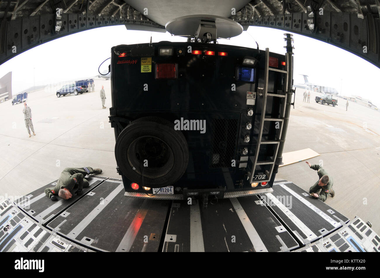 STEWART ANGB NEWBURGH, NY -- 105 Airlift Wing loadmasters, Antenne Anschluss Personal und Mitglieder der New York National Guard Guard 2. Zivile Support Team Praxis ihre Antwort Paket Fahrzeuge an Bord einer C-17 Globemaster III, März 21, 2012 laden. (National Guard Foto von Tech. Sgt. Michael OHalloran) (freigegeben) Stockfoto