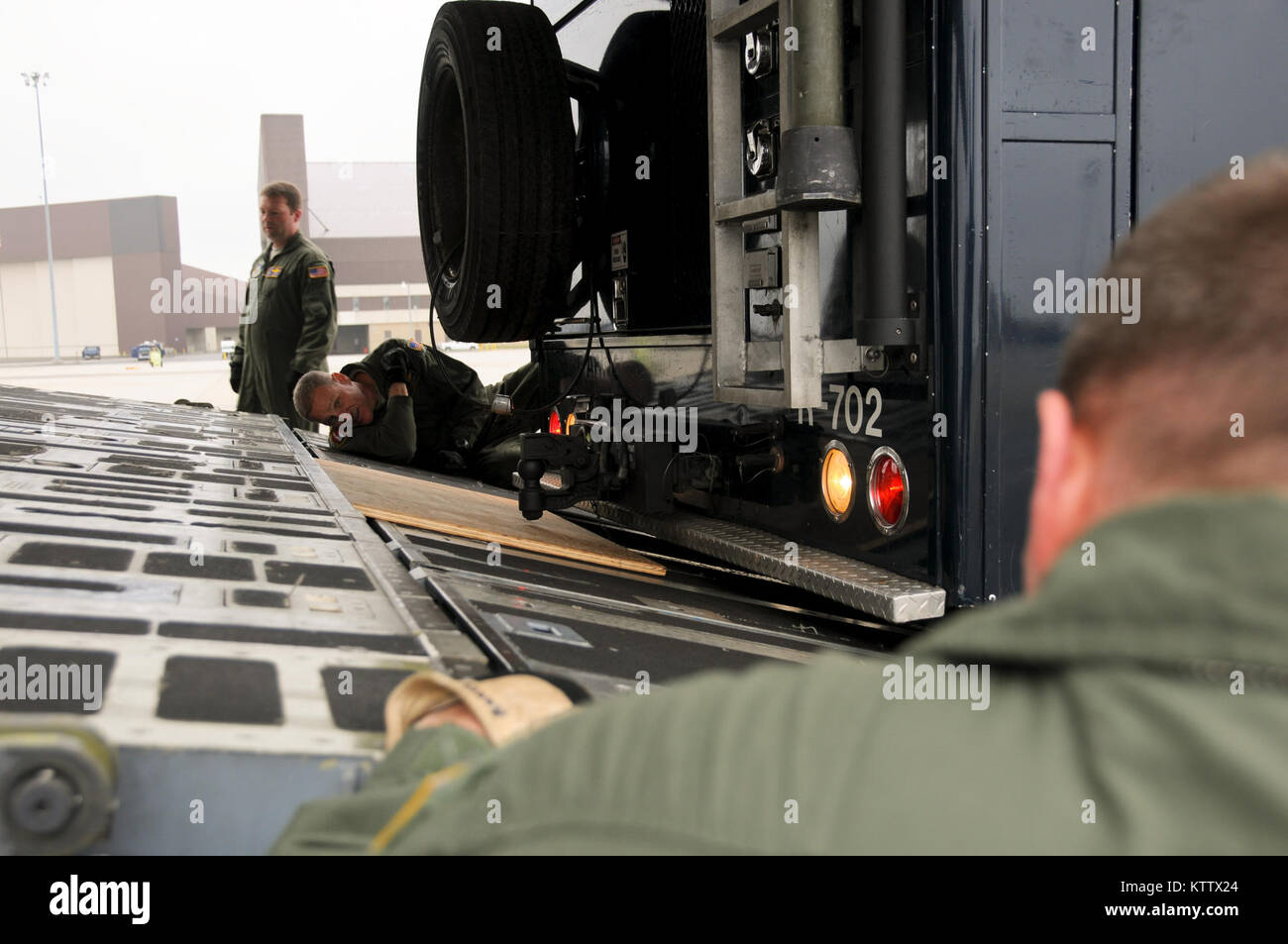 STEWART ANGB NEWBURGH, NY-- Chief MSgt Mike Scalard Prüfung des Abstands zwischen Rampe und Fahrzeug als 105 Airlift Wing loadmasters, Antenne Anschluss Personal zusammen mit Mitgliedern des New York National Guard 2. Zivile Support Team Praxis laden ihre Antwort Paket an Bord einer C-17 Globemaster III, März 21, 2012. (National Guard Foto von Tech. Sgt. Michael OHalloran) (freigegeben) Stockfoto