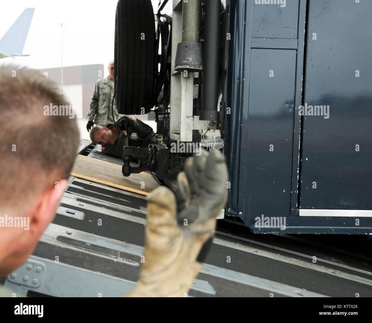 STEWART ANGB NEWBURGH, NY-- Chief MSgt Mike skalare Prüfung des Abstands zwischen Rampe und Fahrzeug Schwanz als 105 Airlift Wing loadmasters, Antenne Anschluss Personal zusammen mit Mitgliedern des New York National Guard 2. Zivile Support Team Praxis ihre Antwort Paket Fahrzeuge Verladen an Bord einer C-17 Globemaster III, März 21, 2012. (National Guard Foto von Tech. Sgt. Michael OHalloran) (freigegeben) Stockfoto