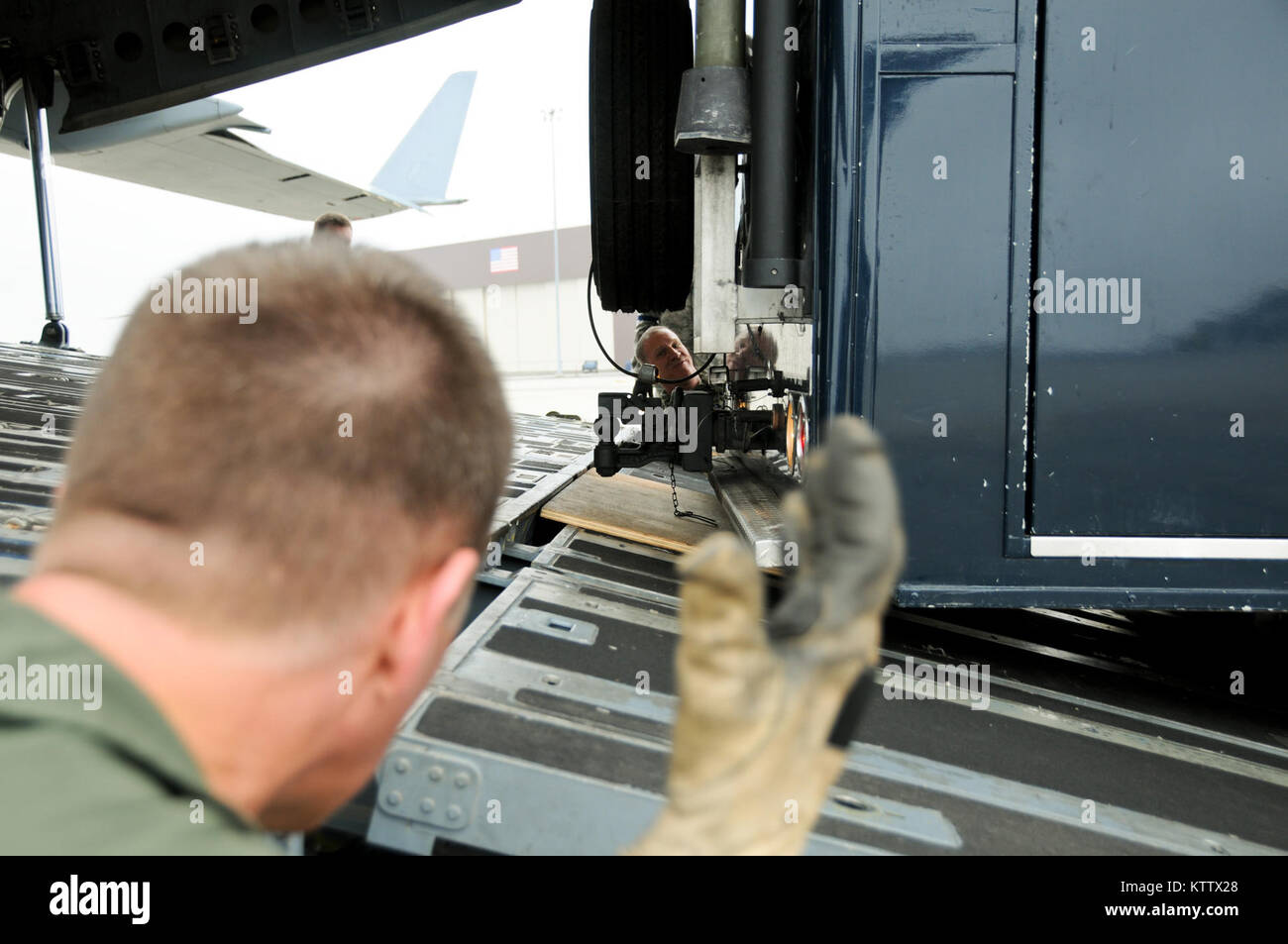 STEWART ANGB NEWBURGH, NY-- Chief MSgt Mike skalare Prüfung des Abstands zwischen Rampe und Fahrzeug Schwanz als 105 Airlift Wing loadmasters, Antenne Anschluss Personal zusammen mit Mitgliedern des New York National Guard 2. Zivile Support Team Praxis ihre Antwort Paket Fahrzeuge Verladen an Bord einer C-17 Globemaster III, März 21, 2012. (National Guard Foto von Tech. Sgt. Michael OHalloran) (freigegeben) Stockfoto