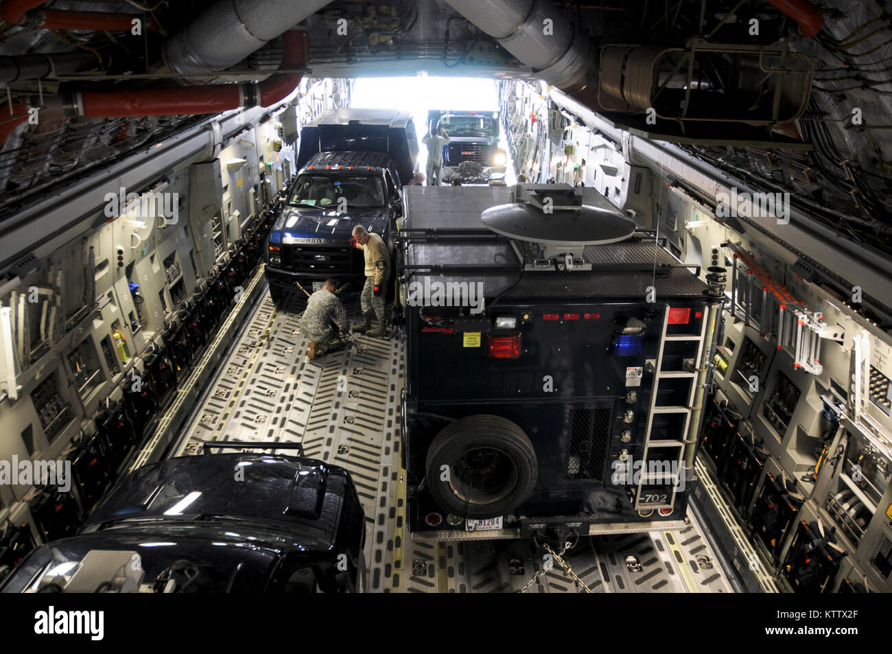 STEWART ANGB NEWBURGH, NEW YORK - NEW YORK's Army Guard 2. Zivile Support Team Response Package Fahrzeuge an Bord einer C-17 Globemaster III, März 21, 2012. 105 Airlift Wing loadmasters, Antenne Anschluss Personal zusammen mit Mitgliedern des New York National Guard 2. Zivile Support Team Praxis ihre Antwort Paket Fahrzeuge Verladen an Bord einer C-17 Globemaster III, März 21, 2012. (National Guard Foto von Tech. Sgt. Michael OHalloran) (freigegeben) Stockfoto