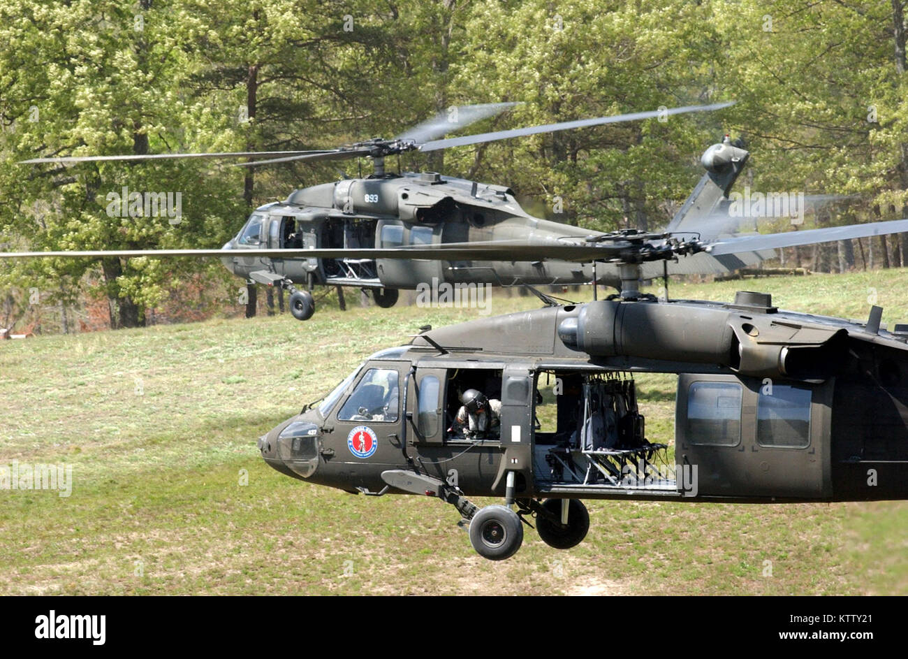 FORT A.P. HILL, Virginia - New York Army National Guard Aviation Soldaten vom 3 Bataillon, 142 Assault Helicopter Bataillon verbrachte den Nachmittag des 26.04.17 qualifizierende Einheiten Soldaten Soldaten auf ihren jährlichen Tür schießwesen Ausbildung. Hier, Piloten bereiten eine Antenne Inspektion der Strecke vor Feuer zu leben. Die Qualifizierung besteht aus Schlagen, stationäre und bewegliche Ziele mit einer M-240 Maschinengewehr an der Seite eines UH-60 Blackhawk montiert. Foto von Sgt. 1. Klasse Steven Petibone, 42th Inf. Div. Stockfoto