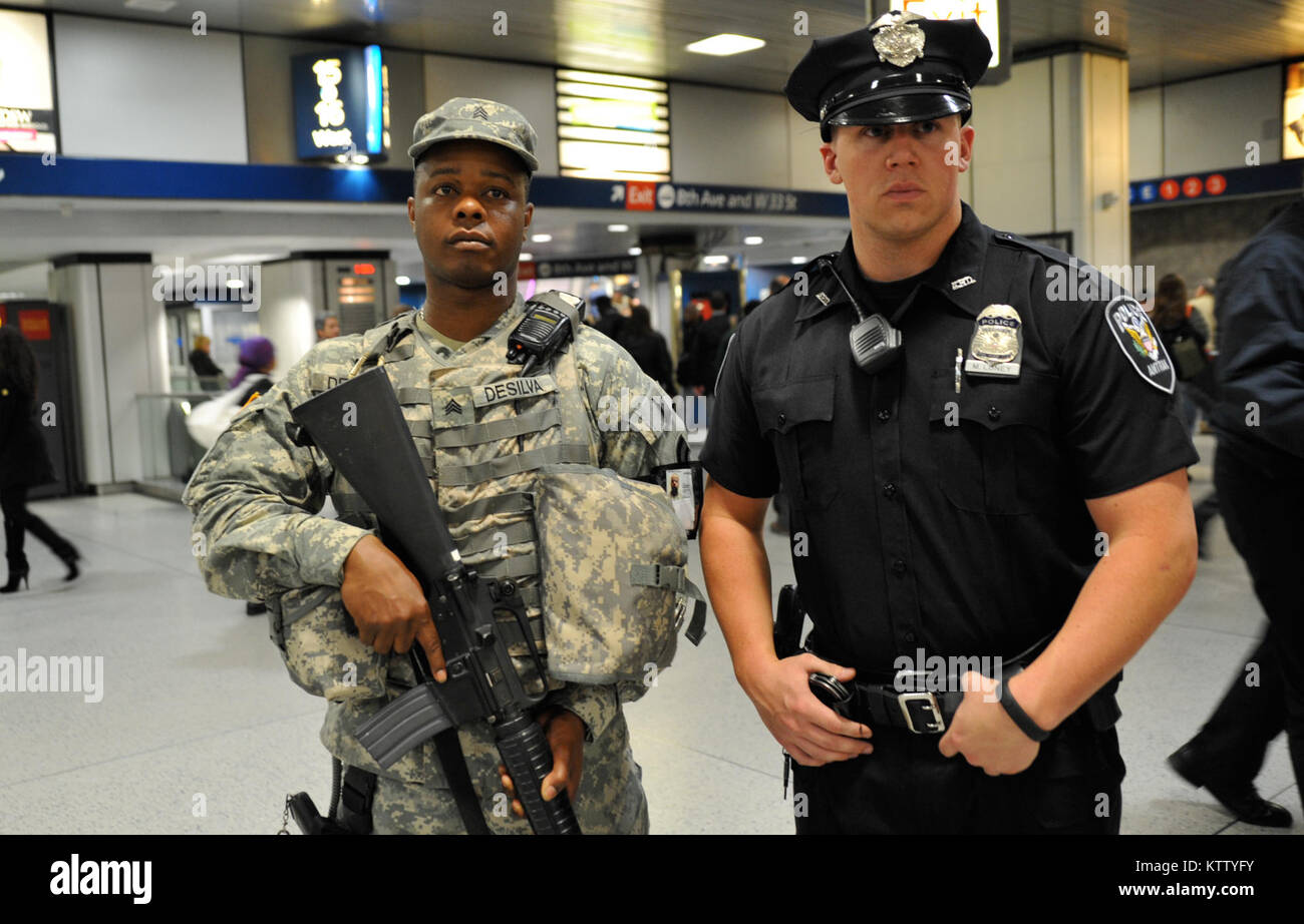 New York Army National Guard Sgt Leopoldo Desilva Links Zieht Sicherheit Pflicht In Der Pennsylvania Station Am Mittwoch Den 2 Mai Mit Einem Amtrack Polizeioffizier Die Soldaten Sind Mitglieder Der New Yorker
