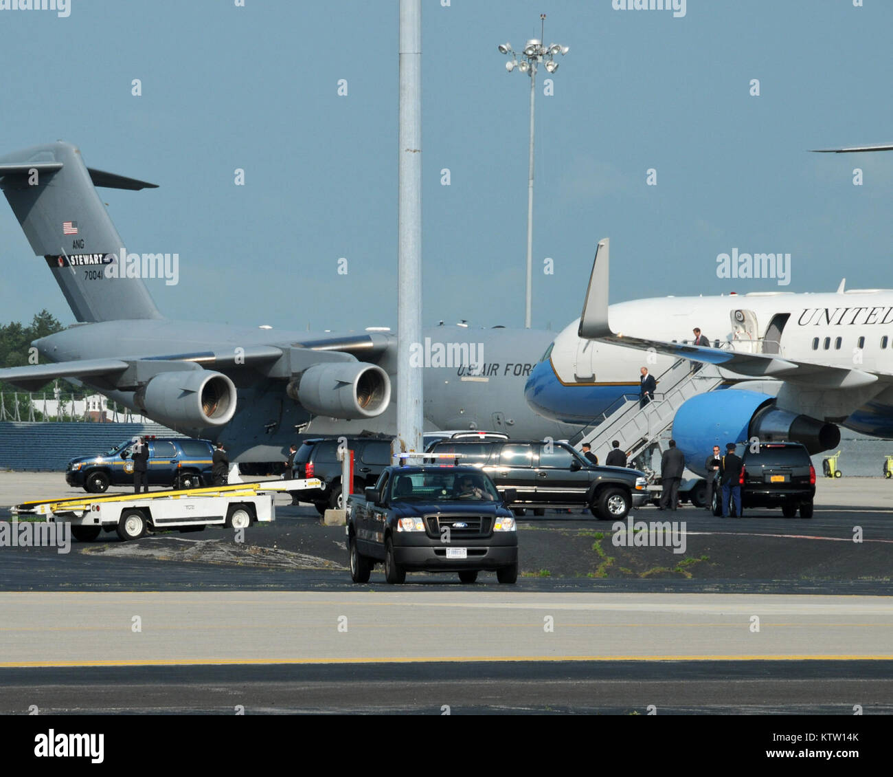 STEWART ANGB, NEWBURGH, NY-Vizepräsident Joseph Biden, Keynote Speaker für die West Point Klasse von 2012 Abschlussfeier, abfliegenden Flugzeuge für eine fahrzeugkolonne zu Michie Stadium 26. Mai der USMA, 2012. (National Guard Foto von Tech. Sgt. Michael OHalloran) (freigegeben) Stockfoto
