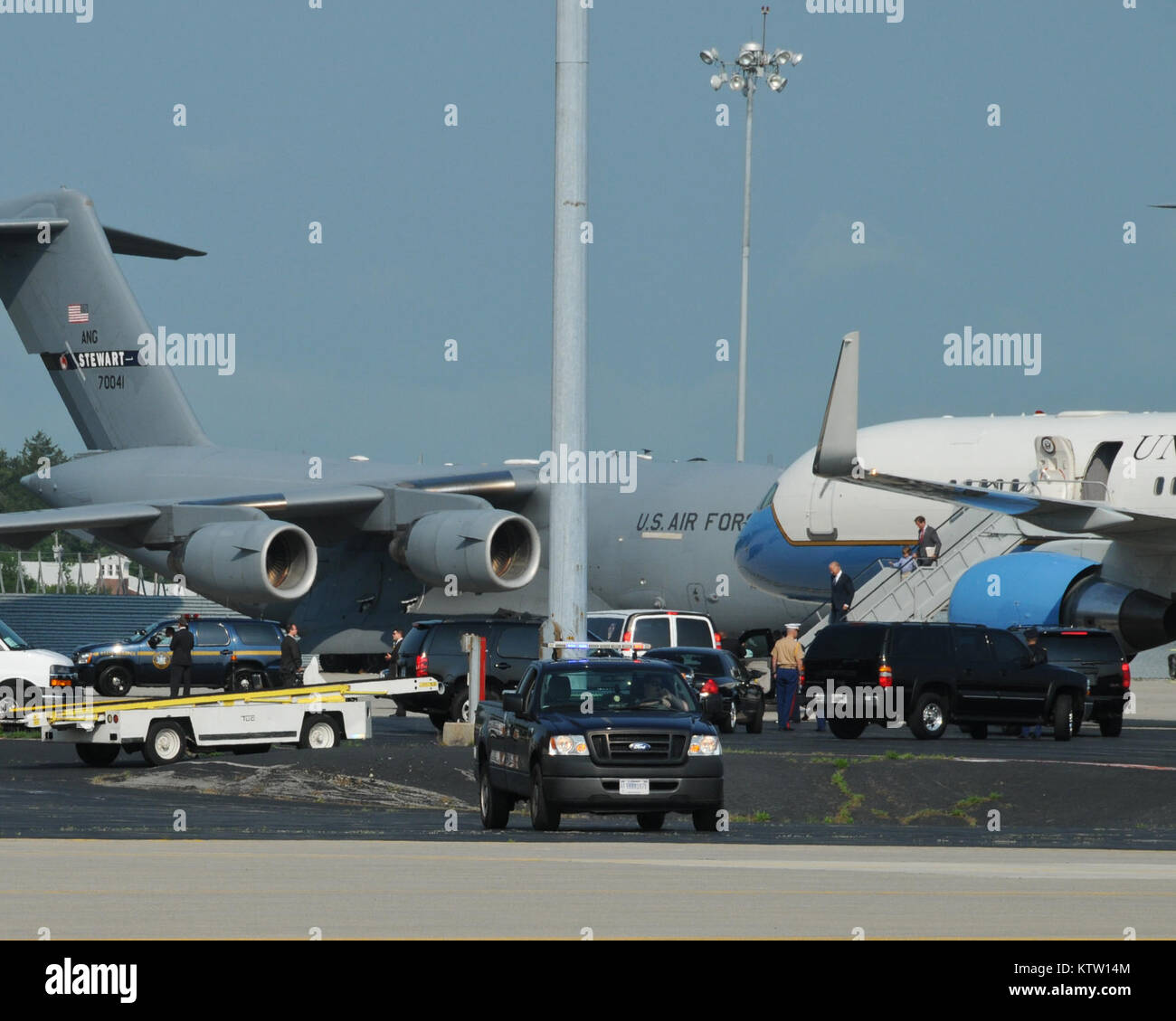STEWART ANGB, NEWBURGH, NY-Vizepräsident Joseph Biden, Keynote Speaker für die West Point Klasse von 2012 Abschlussfeier, abfliegenden Flugzeuge für eine fahrzeugkolonne zu Michie Stadium 26. Mai der USMA, 2012. (National Guard Foto von Tech. Sgt. Michael OHalloran) (freigegeben) Stockfoto